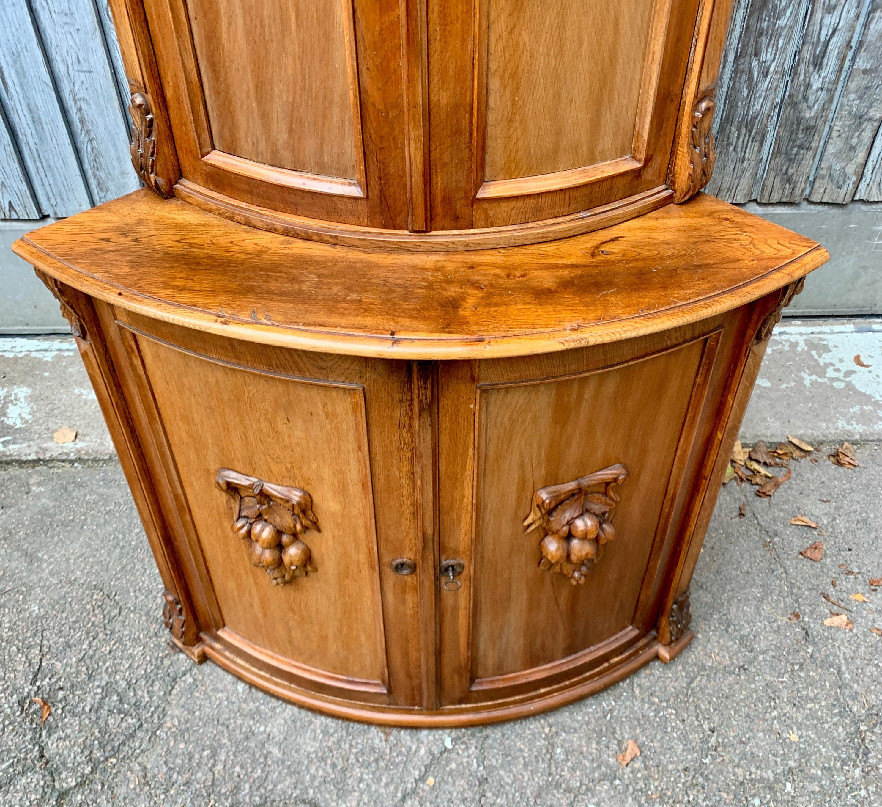 Armario esquinero Biedermeier curvo sueco del siglo XIX en venta 6