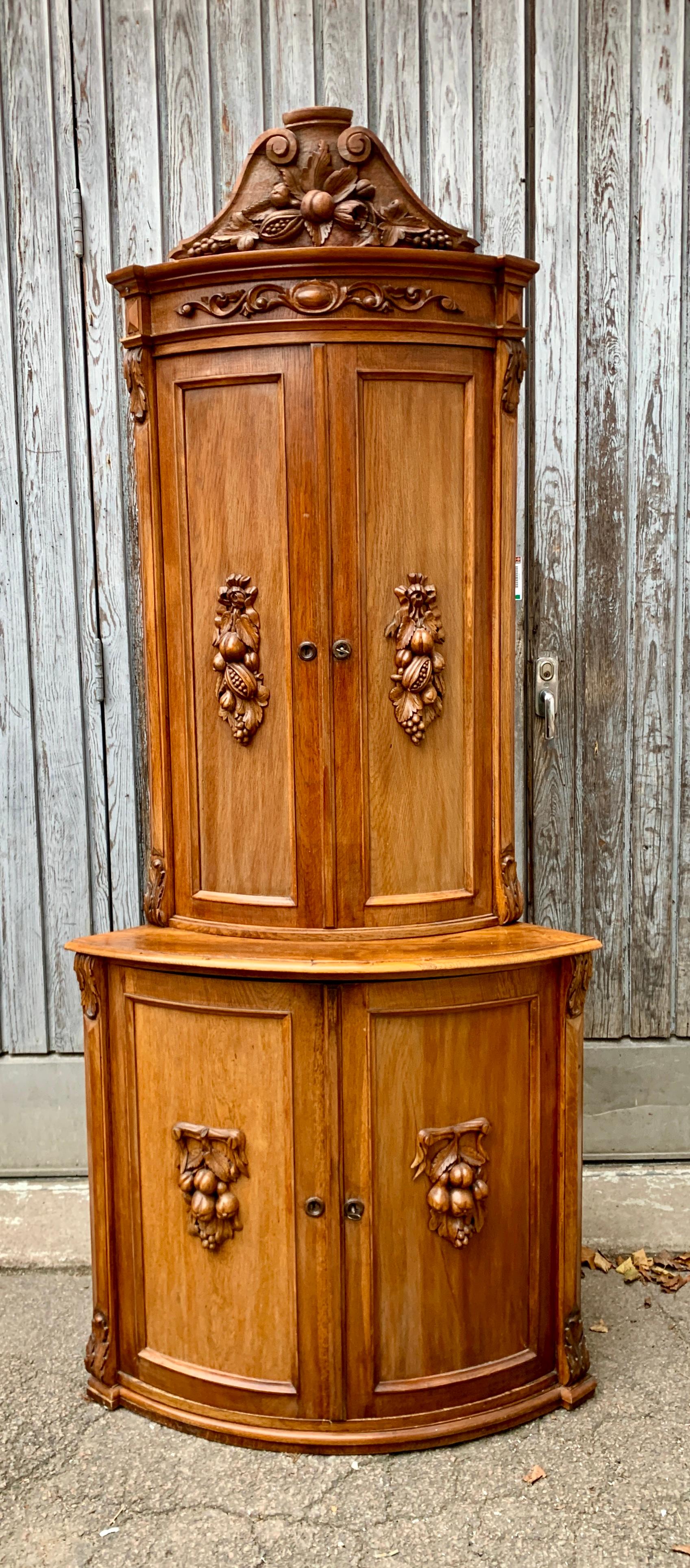 Armario esquinero Biedermeier curvo sueco del siglo XIX en venta 7