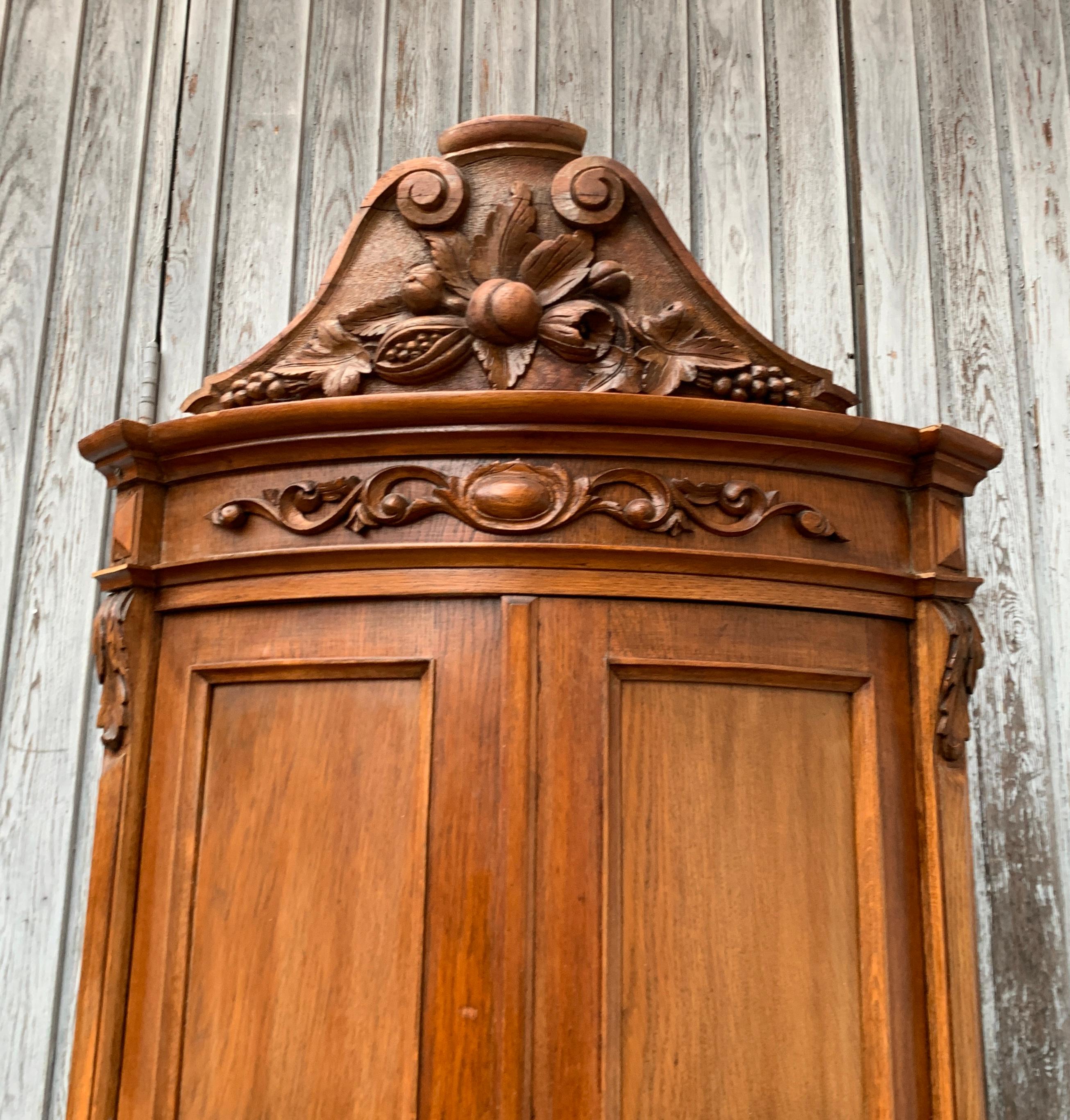 Armario esquinero curvo Biedermeier sueco de roble con decoraciones frutales ricamente talladas a mano de mediados del siglo XIX. Este dos piezas
El armario esquinero hecho a mano tiene sus propias cerraduras y llaves originales totalmente