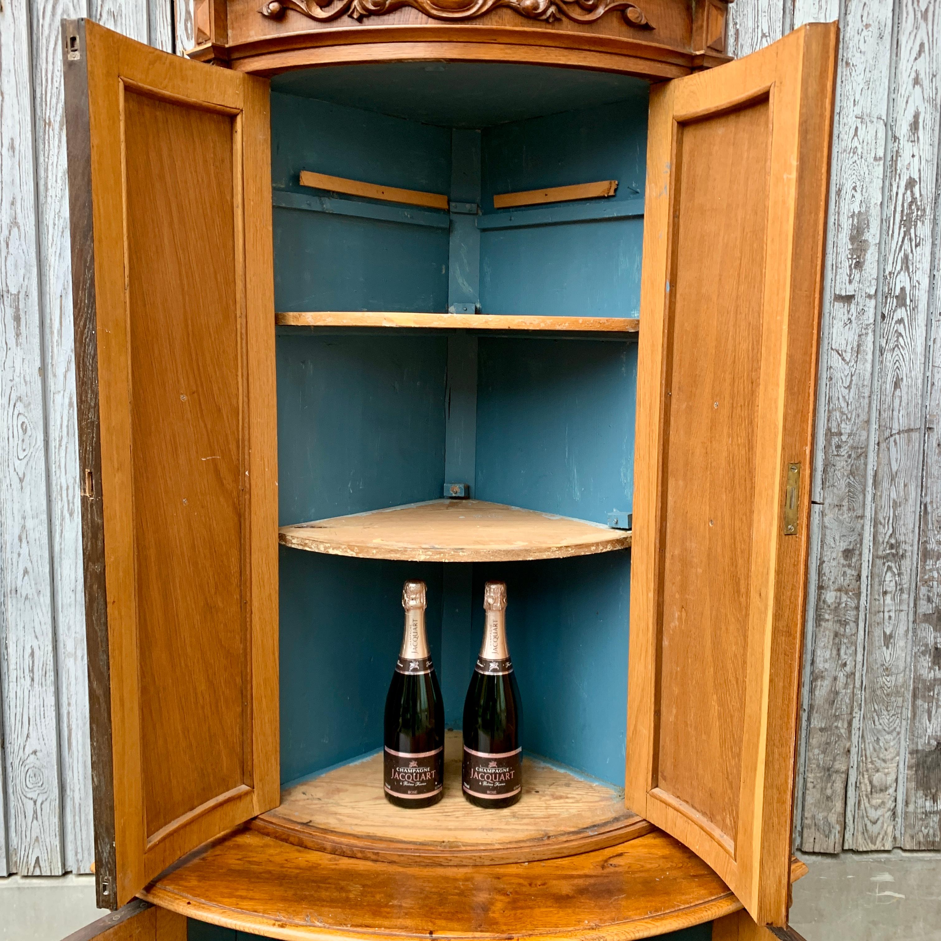 Armario esquinero Biedermeier curvo sueco del siglo XIX Roble en venta