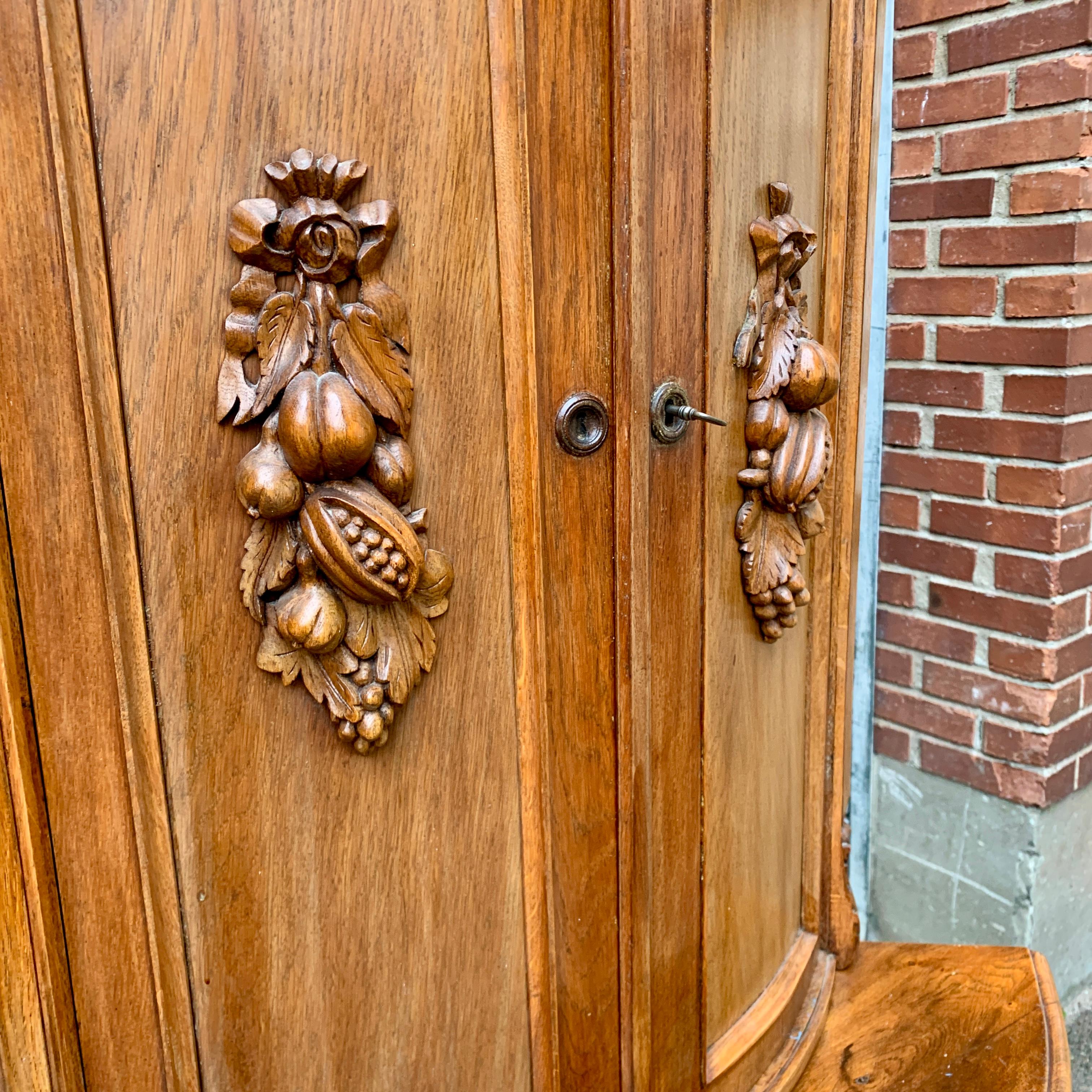 Armario esquinero Biedermeier curvo sueco del siglo XIX en venta 2