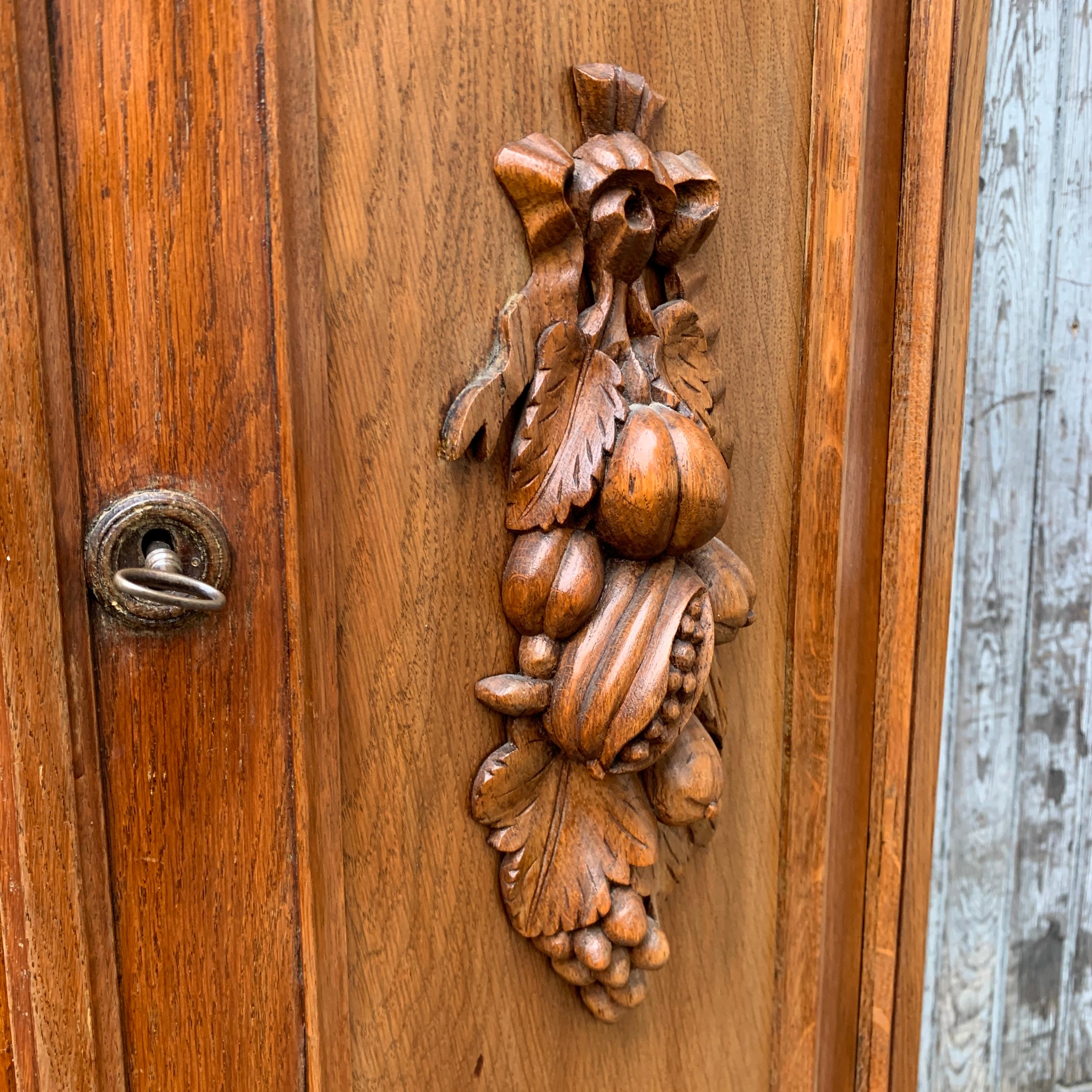 Armario esquinero Biedermeier curvo sueco del siglo XIX en venta 3
