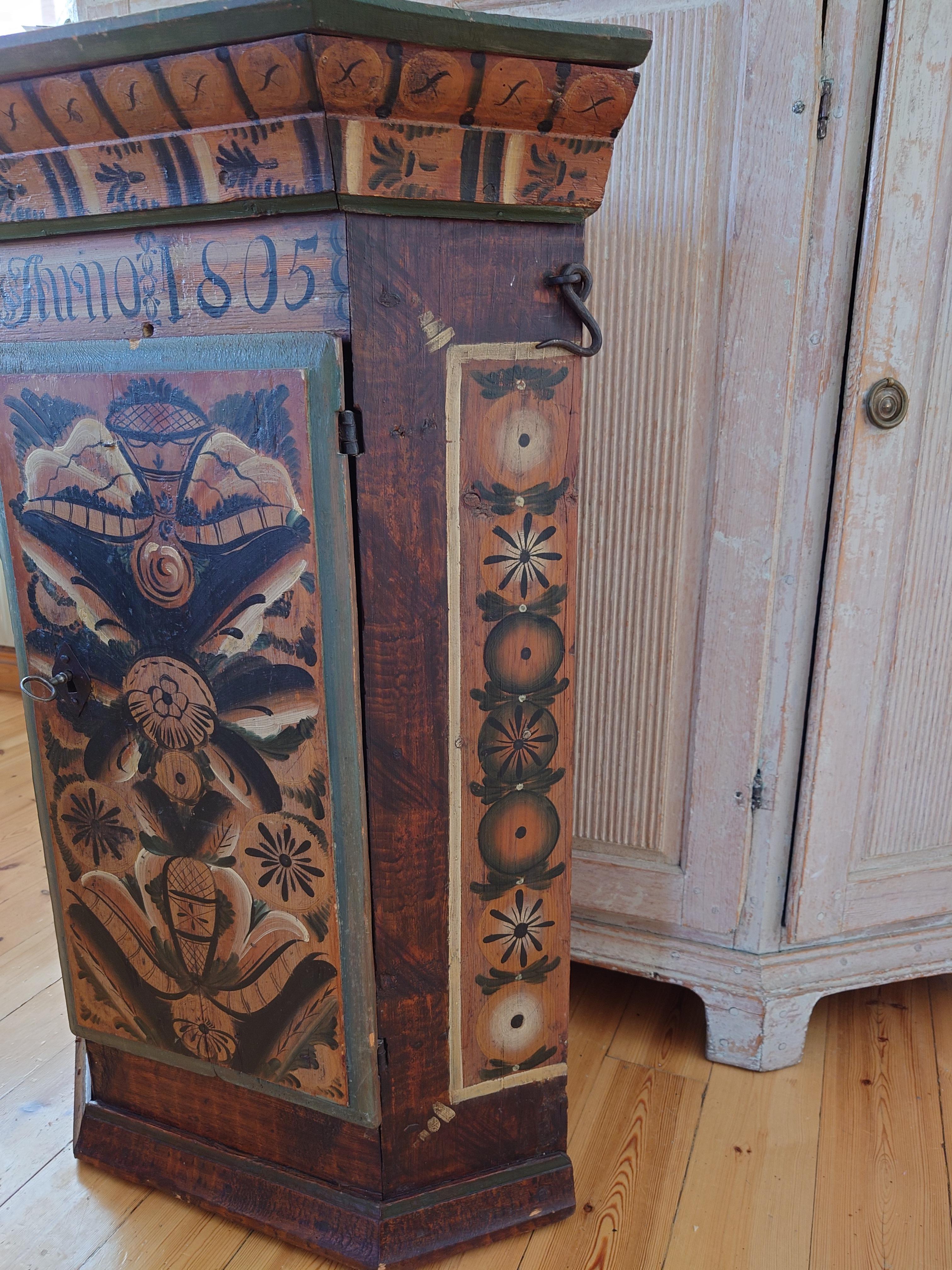 19th Century Swedish Dalarna Folk Art Cabinet dated 1805 with original paint In Good Condition For Sale In Boden, SE