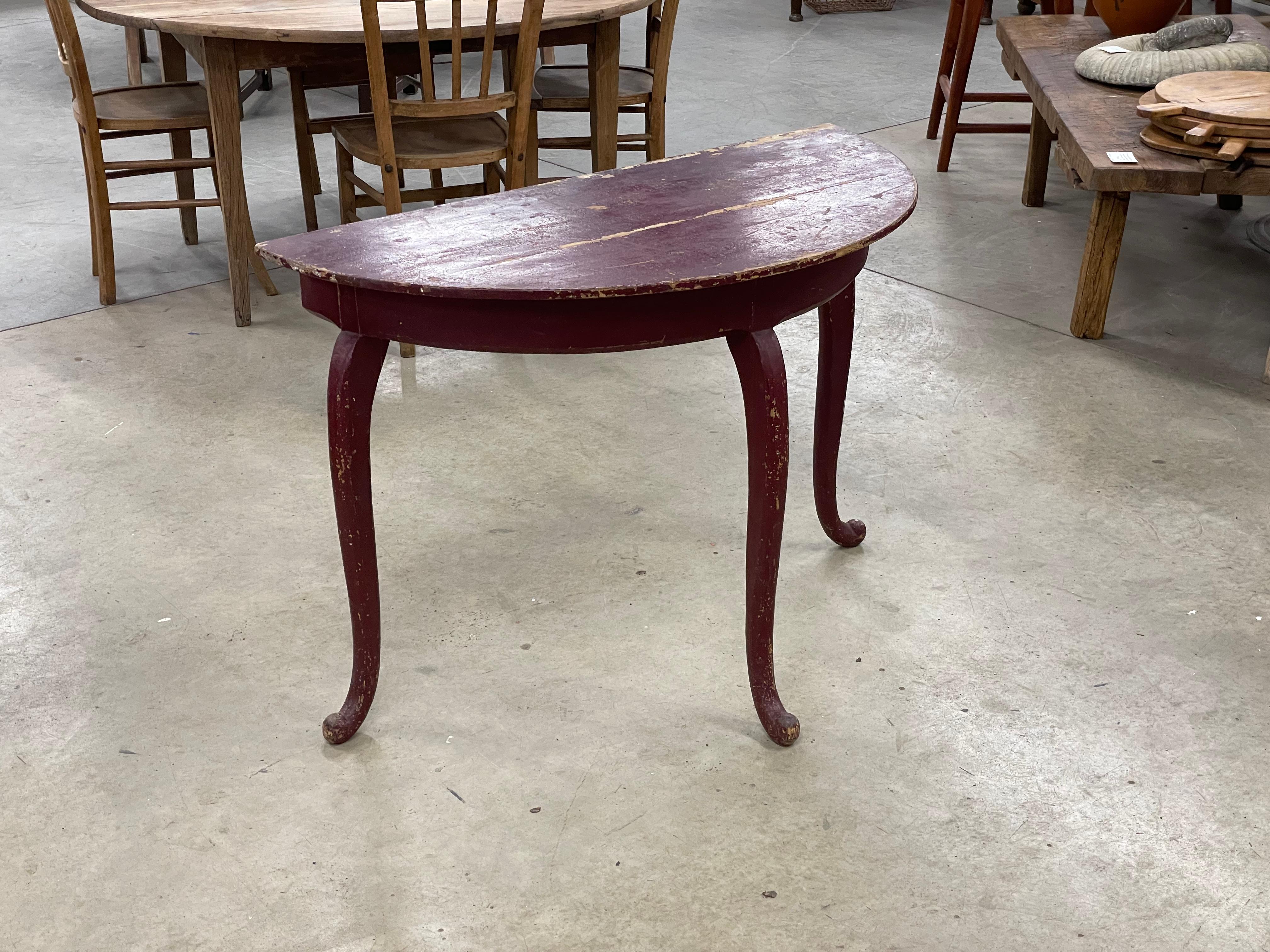 Antiker schwedischer Demi-Lune-Konsolentisch. Die halbmondförmige Tischplatte ruht auf Cabriole-Beinen. Die originelle rote Farbe und das schlichte Design sind eine perfekte Ergänzung zum schwedischen Scandi-Bauernhausstil.
