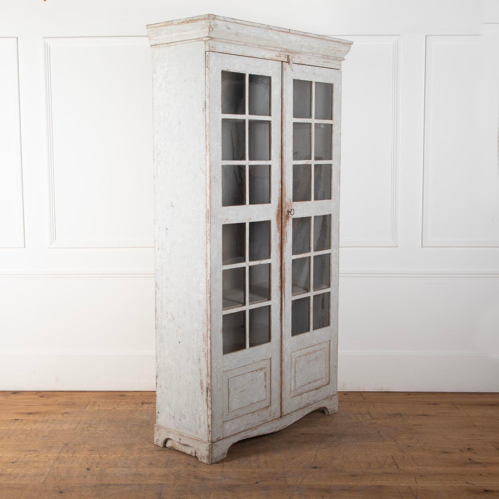 Beautiful 19th Century Swedish painted glazed bookcase / display cabinet.
Circa 1820.