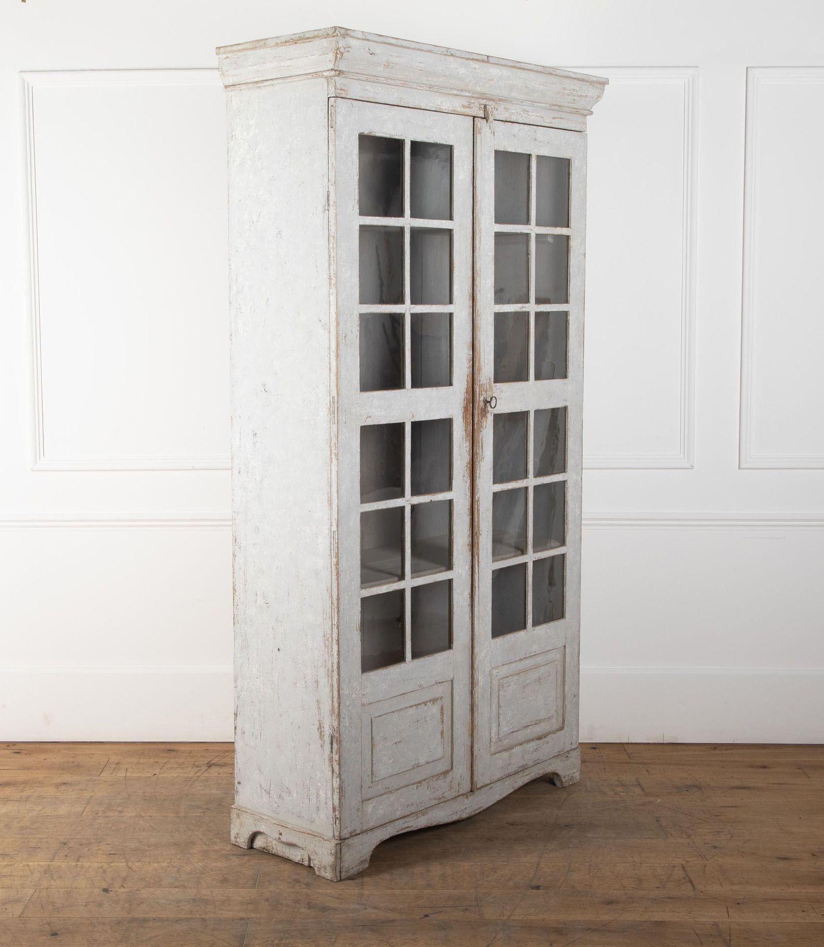 Beautiful 19th Century Swedish painted glazed bookcase or display cabinet.
Circa 1820.