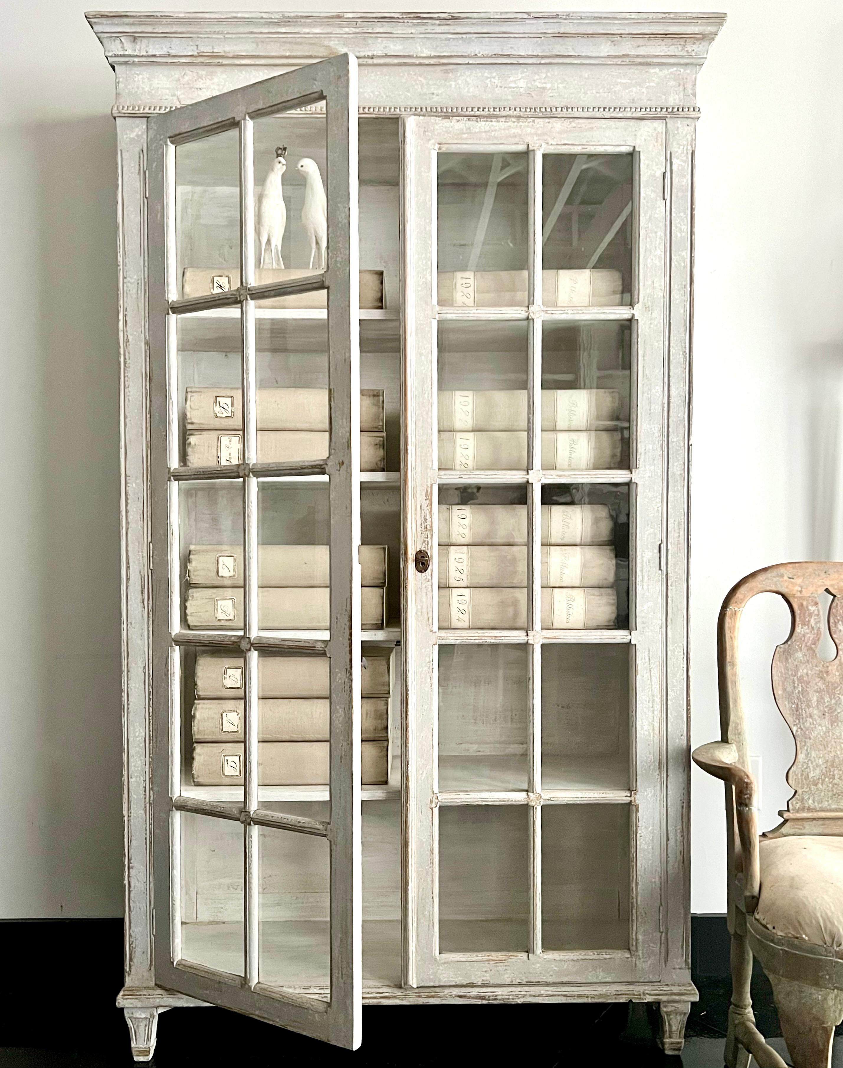 19th century Swedish Display Cabinet In Good Condition For Sale In Charleston, SC