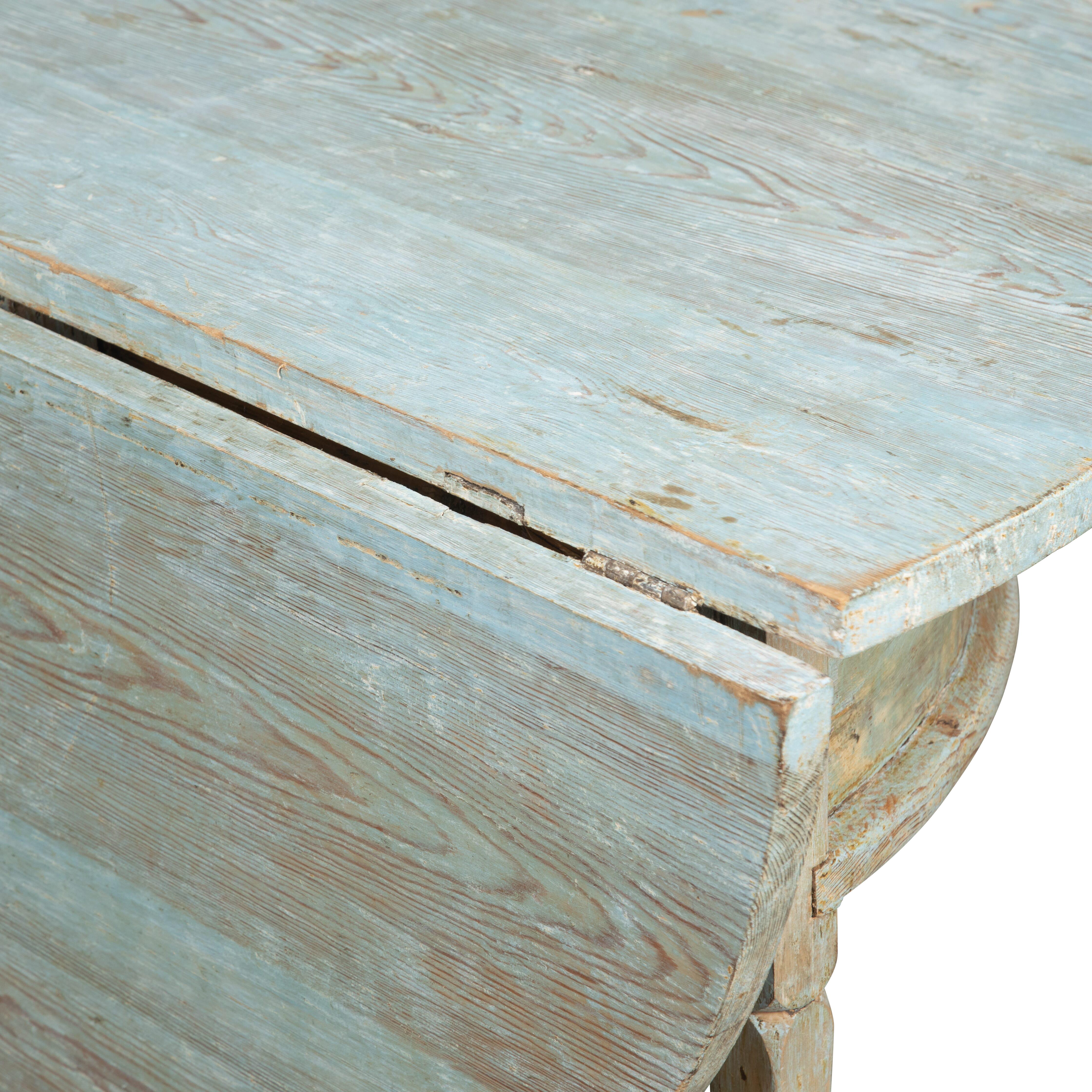 Schwedischer runder Klapptisch aus dem 19. Jahrhundert.
Dieser Tisch wurde bis auf die ursprüngliche pastellblaue Farbe trocken geschabt.
Die Maße entsprechen dem vollen Durchmesser in geöffnetem Zustand.
