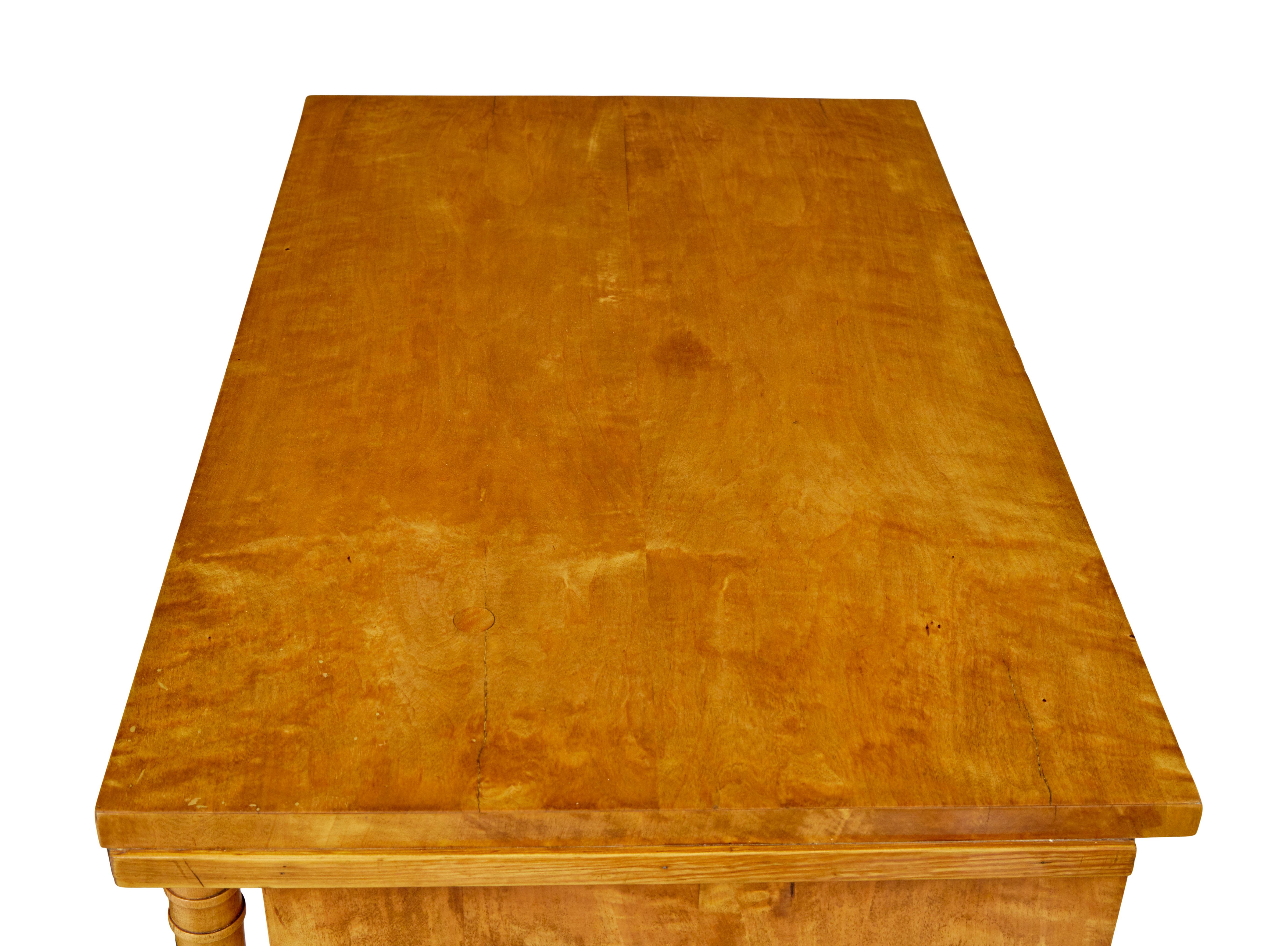 19th century Swedish empire birch chest of drawers en venta 2