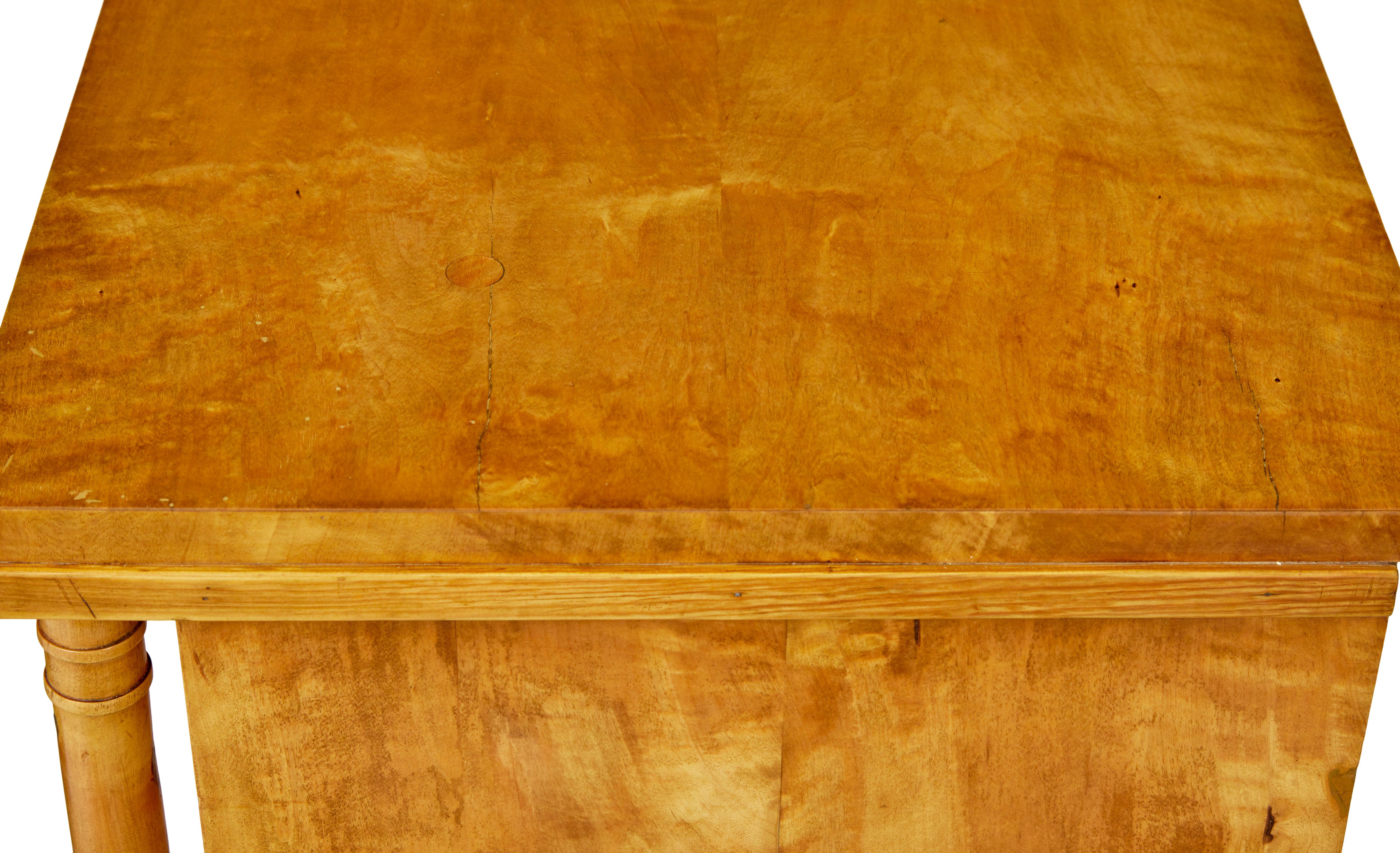 19th century Swedish empire birch chest of drawers en venta 3