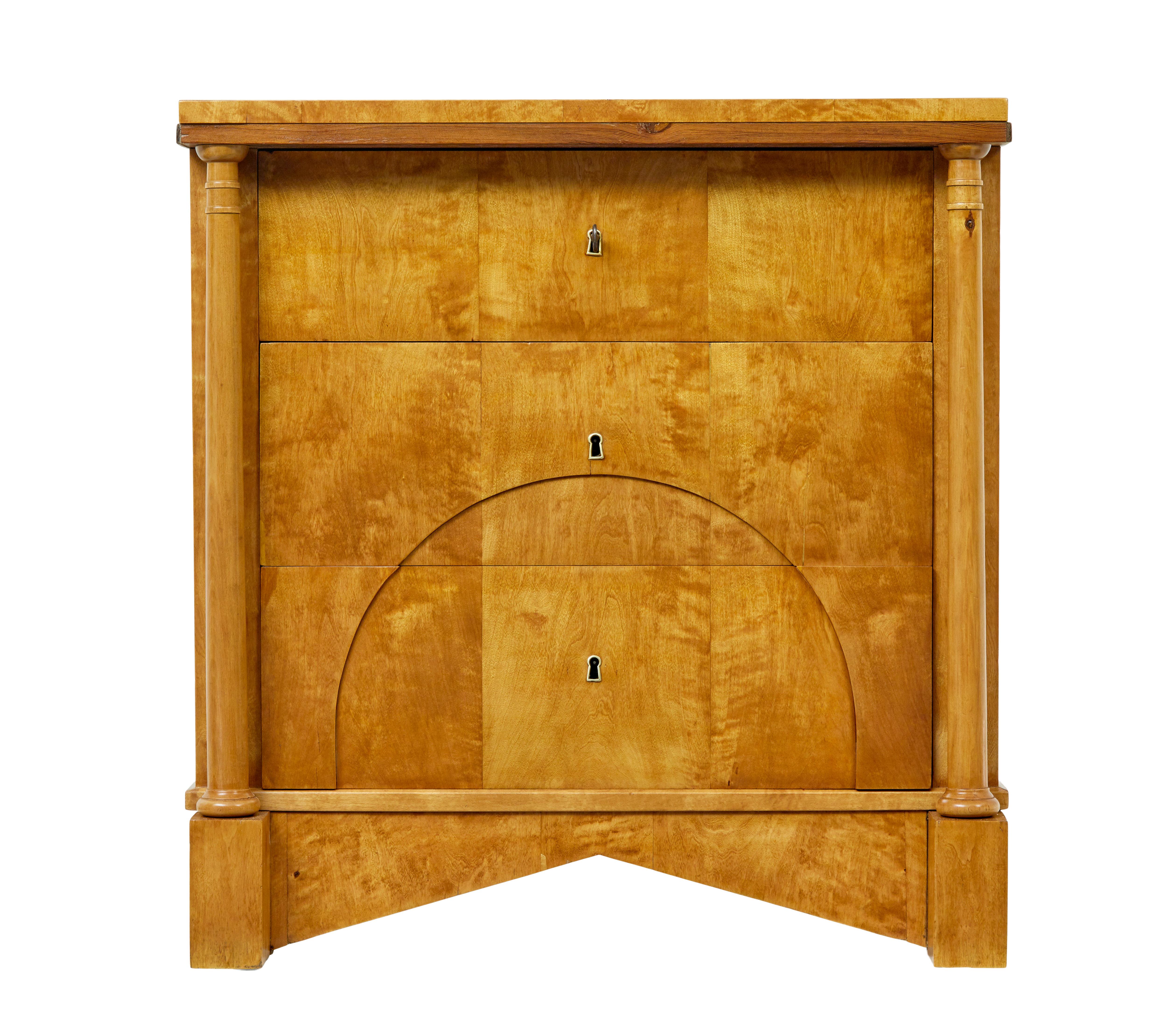 19th century Swedish empire birch chest of drawers circa 1870.

Good quality Scandinavian chest of drawers very much in the empire taste.

Rectangular top surface with stepped edge, top resting on 2 turned birch columns which link down to the feet