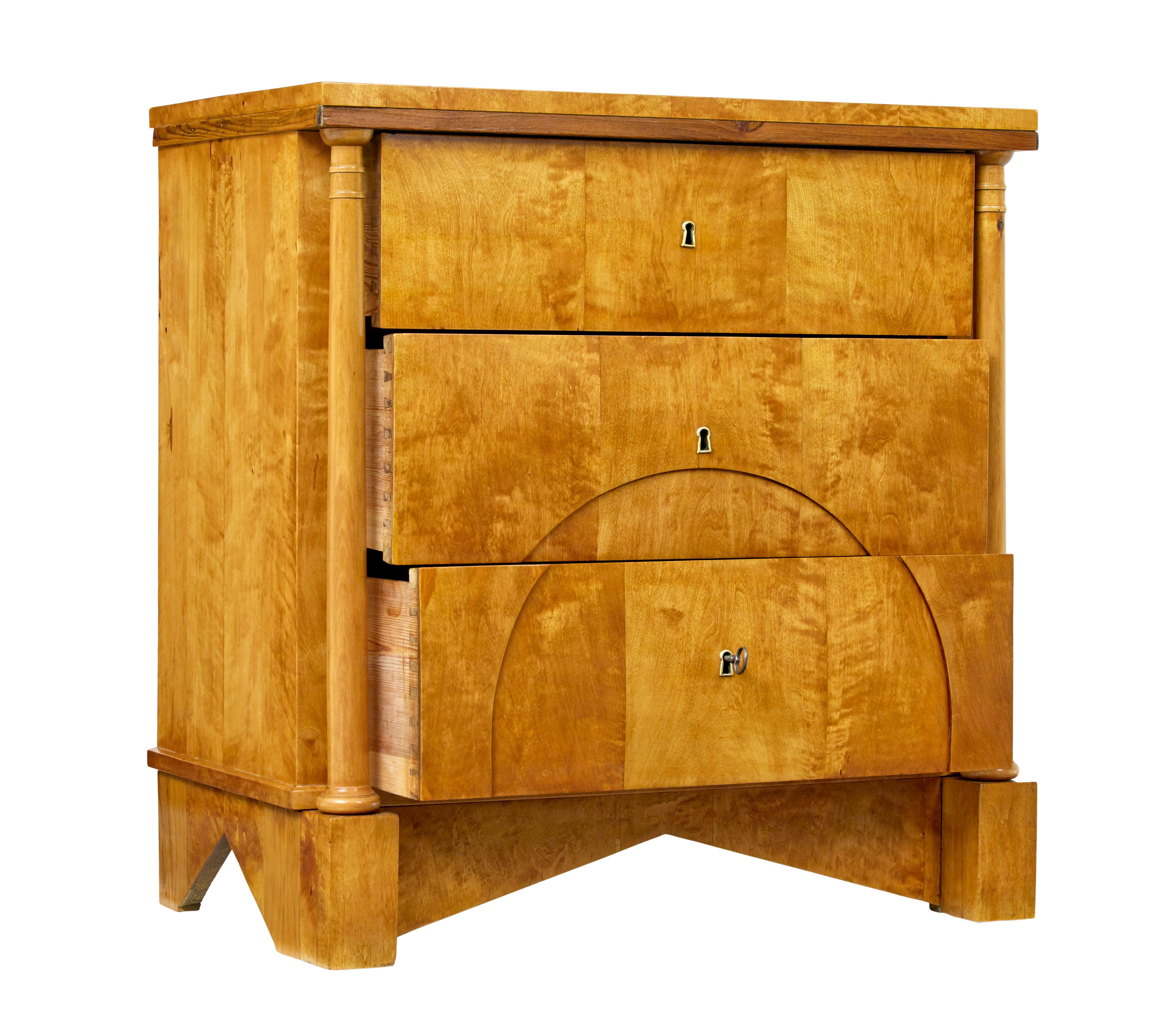 19th century Swedish empire birch chest of drawers siglo XIX en venta
