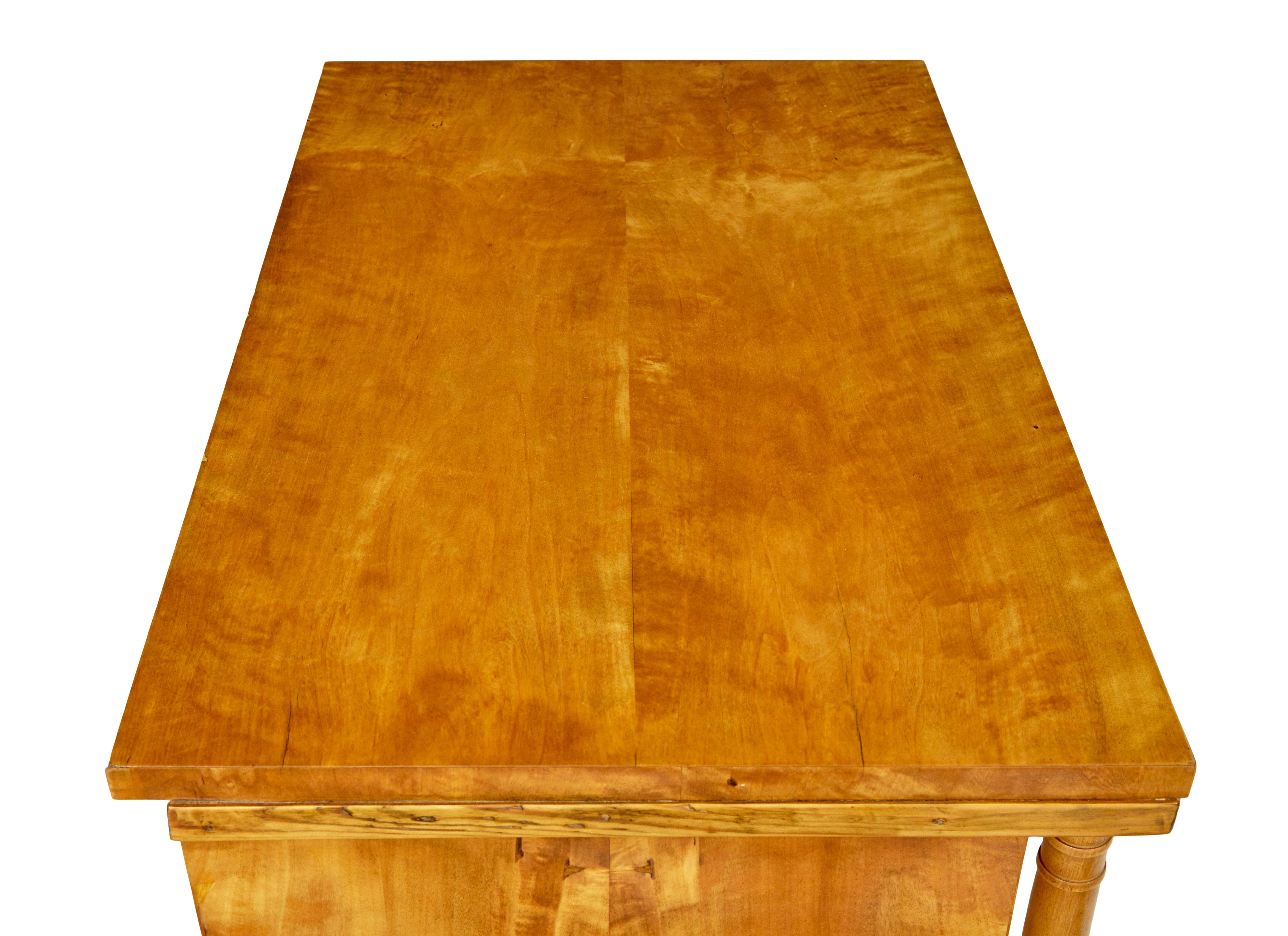 19th century Swedish empire birch chest of drawers en venta 1