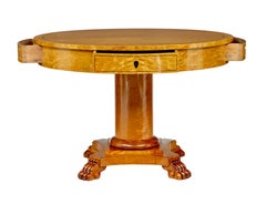 Table basse ronde en bouleau de style « empire » suédois du XIXe siècle