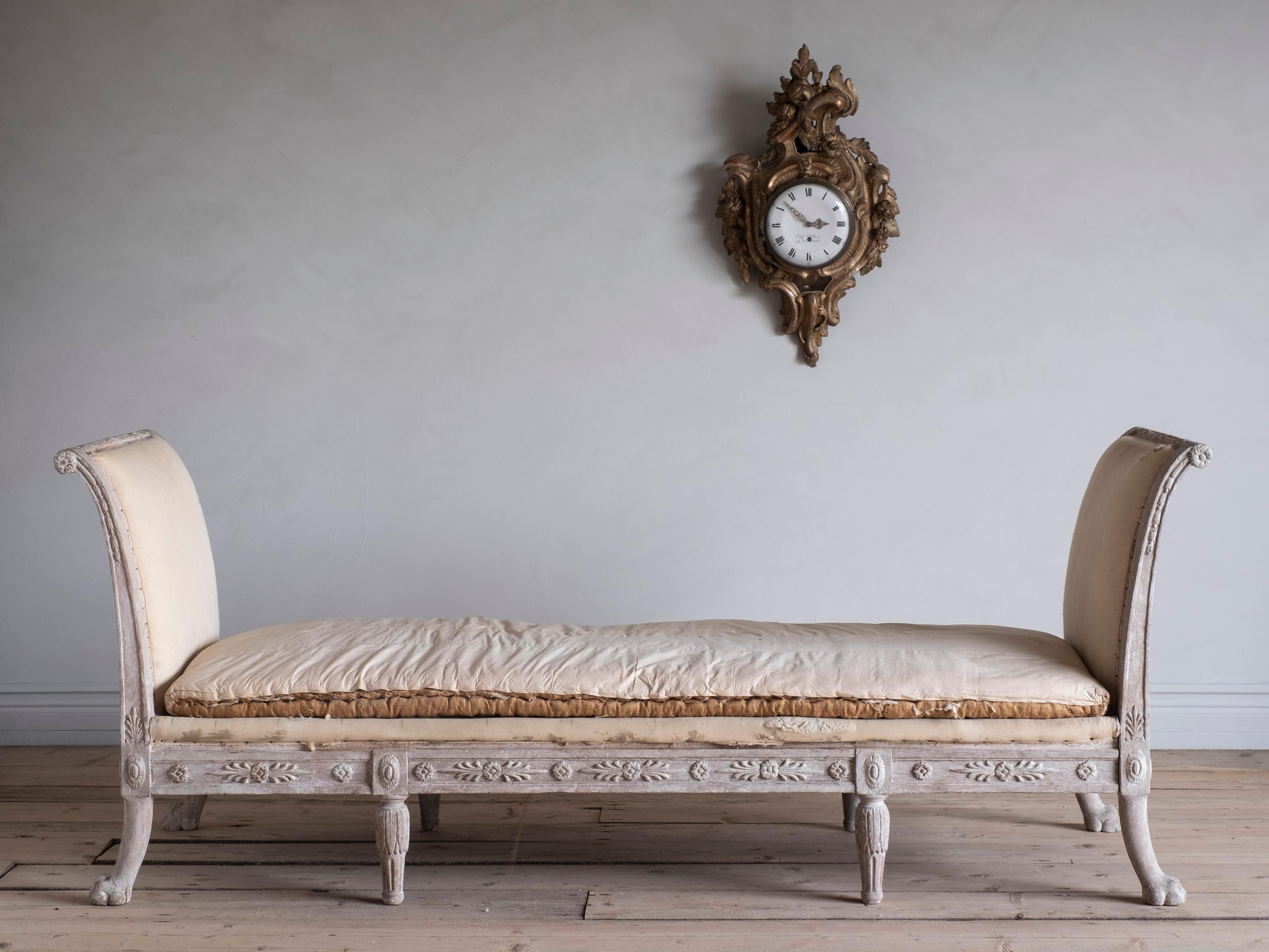 Elegant early 19th century Empire centre sofa / bench / daybed with Fine carvings and shape. Carved on both the back and front and works equally well against a wall or standing freely, circa 1820 Sweden. 

Good condition, wear consistent with age