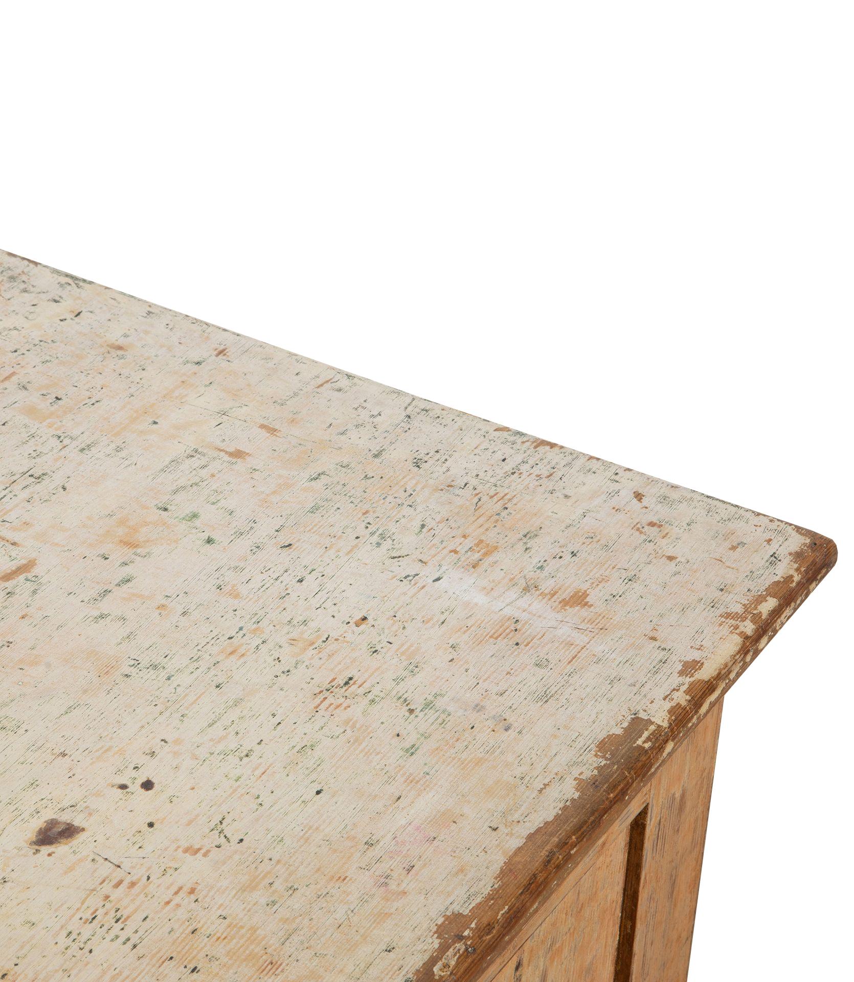 Scrivania Impero svedese del XIX secolo. 
Con un cassetto singolo e due ante che si aprono per utilizzare tutto lo spazio a disposizione. Raschiato a secco fino alla vernice secondaria.
Dimensioni del foro del ginocchio:
Cassetto alto 58 cm fino al