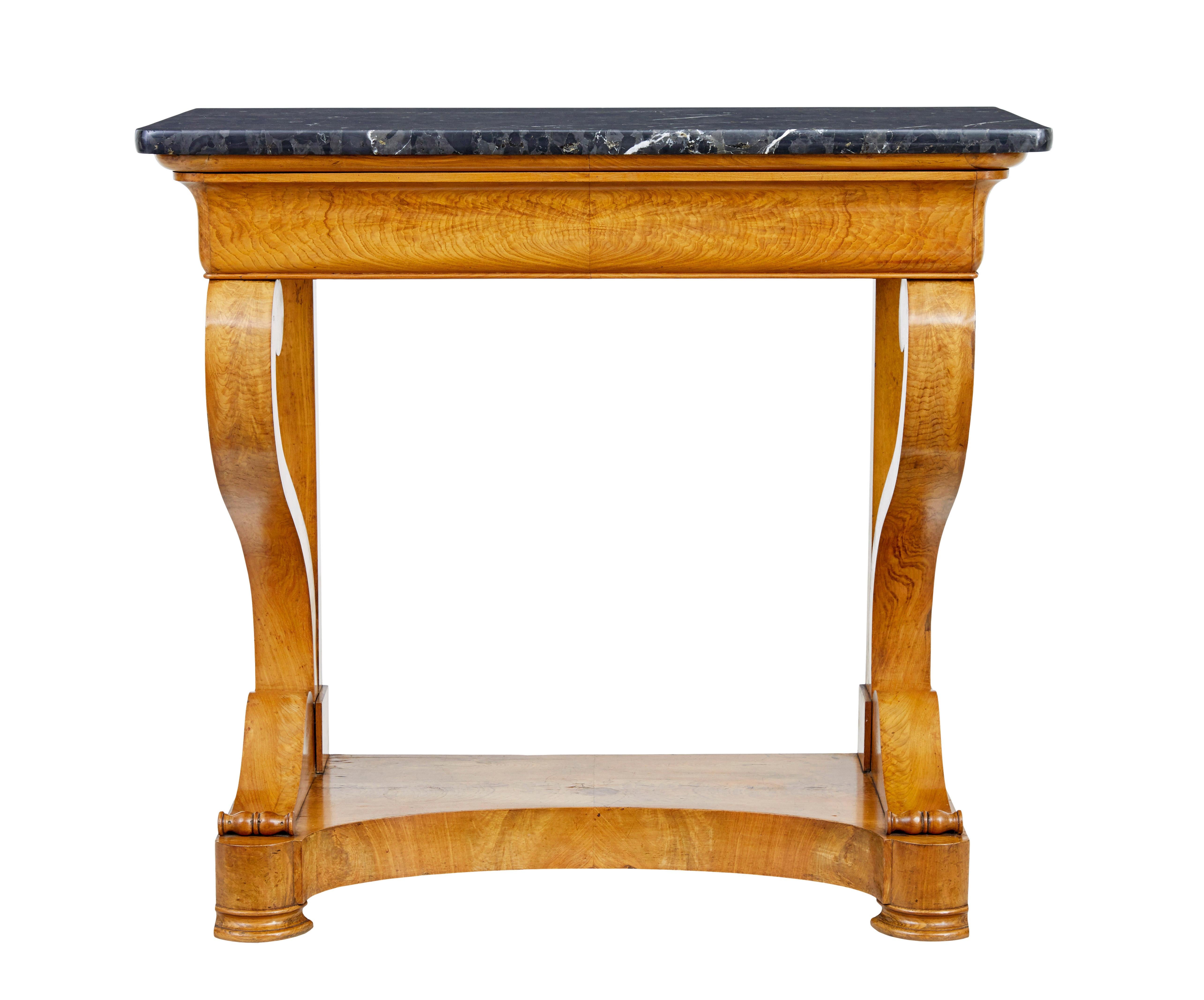 Consola con tapa de mármol de olmo sueco de mediados del siglo XIX, hacia 1860.

Consola de gran calidad y grandes proporciones.  Encimera de mármol perfilada sobre una base de olmo.  Un solo cajón oculto bajo la superficie superior. Patas