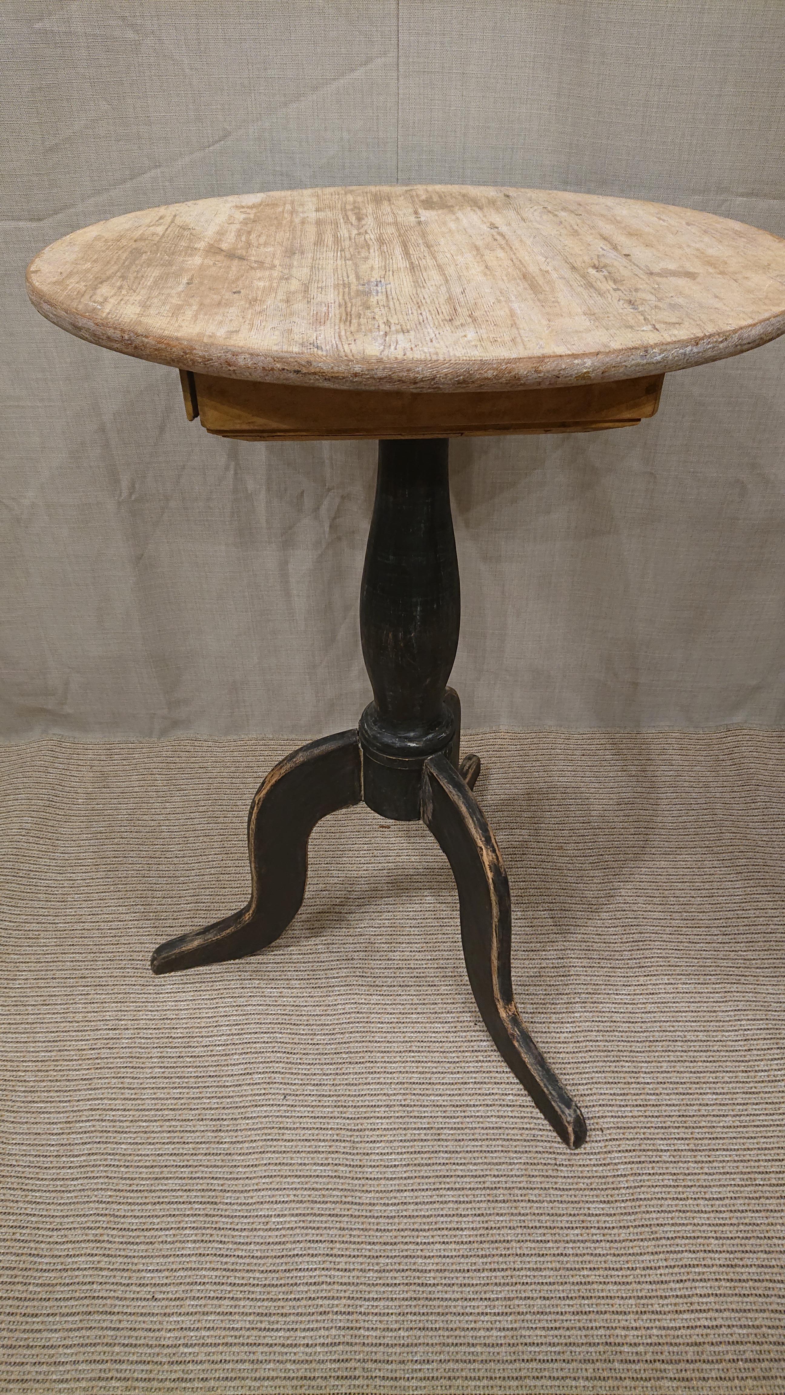 19th Century Swedish Empire Pedestal Table with Drawer & Original Paint For Sale 7