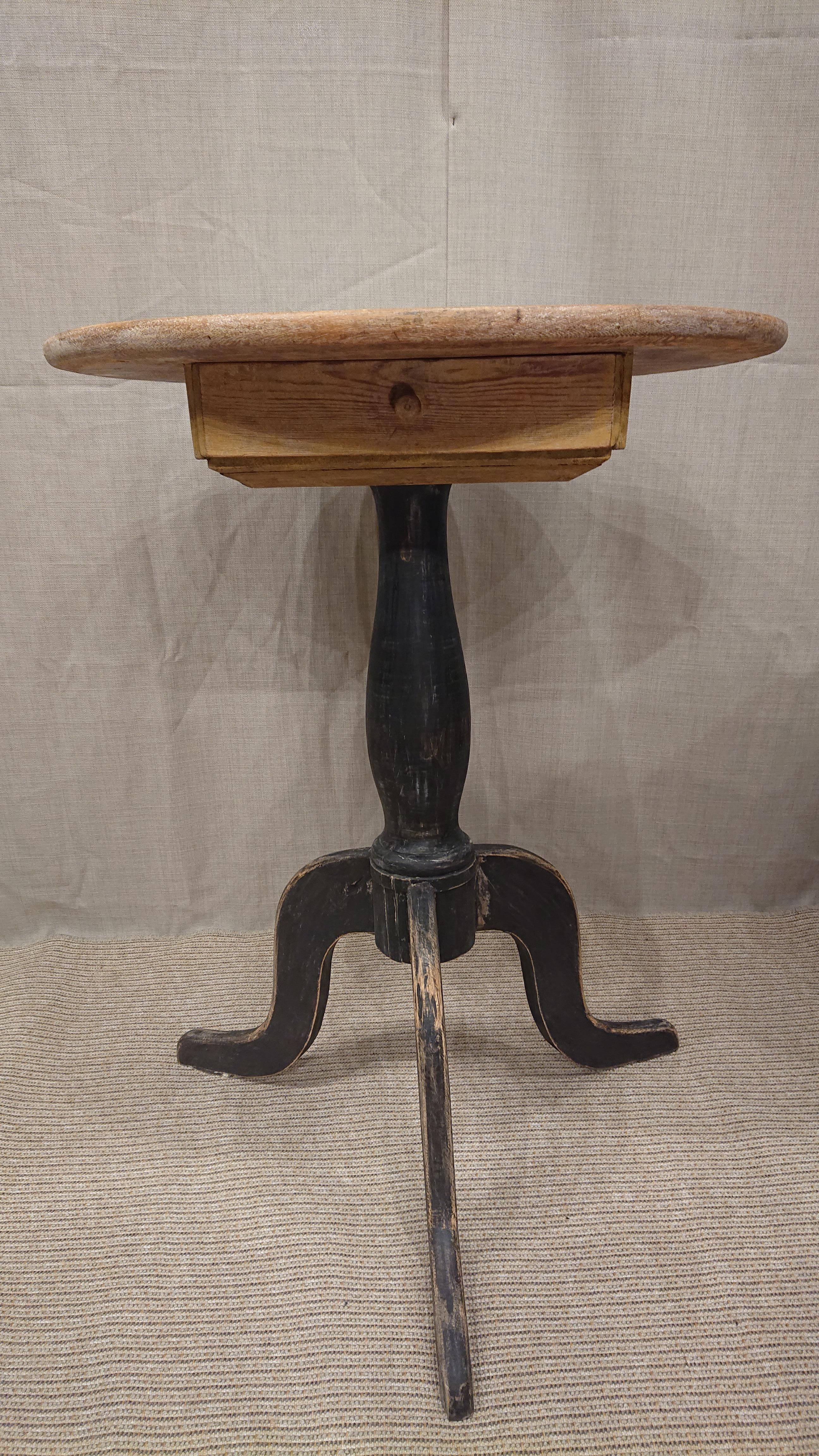 19th century Swedish Empire pedestal table with original paint.
A very charming table with a drawer.
Scraped by hand to its original color.
Turned base supported by beautifully carved legs.
The wood is healthy and the frame is solid.
Made in
