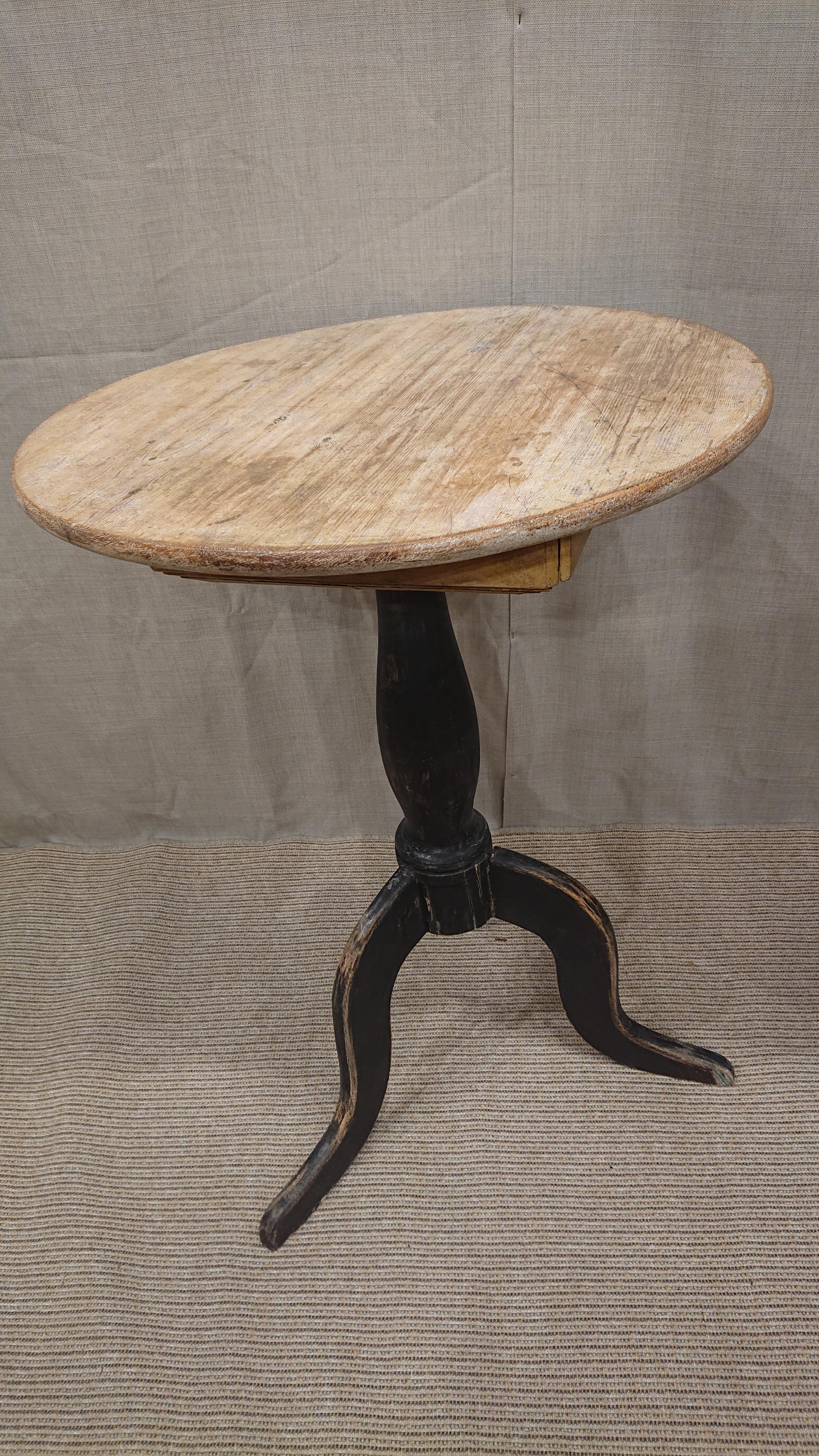 19th Century Swedish Empire Pedestal Table with Drawer & Original Paint For Sale 15