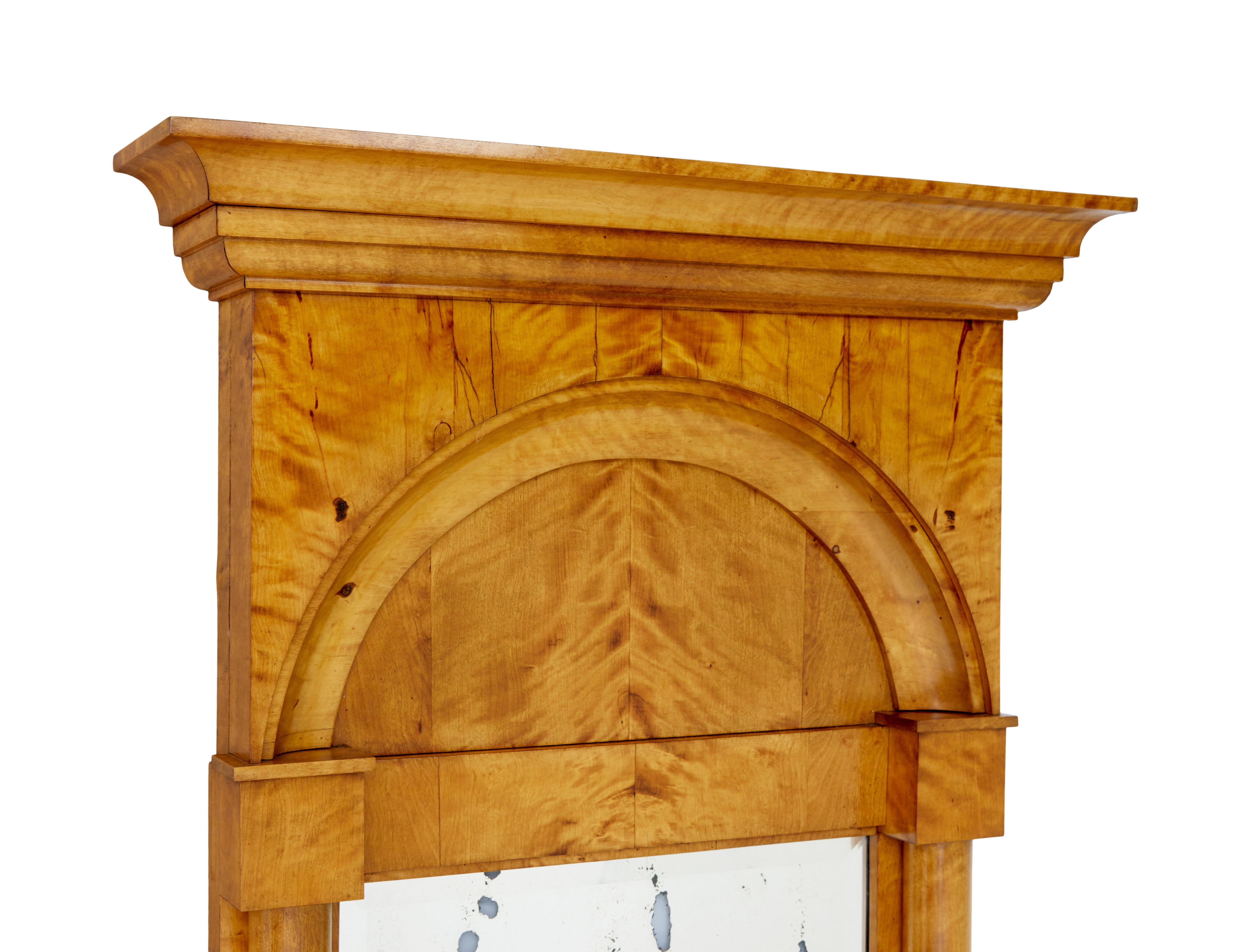 Schwedischer Birkenspiegel aus dem späten 19. Jahrhundert, um 1890.

Feiner architektonischer Pfeilerspiegel aus Birke.

Reichlich goldene Empire-Revival-Birke, mit architektonischem Gesims.  Geformter Bogen, der die 2 Säulen verbindet, die auf