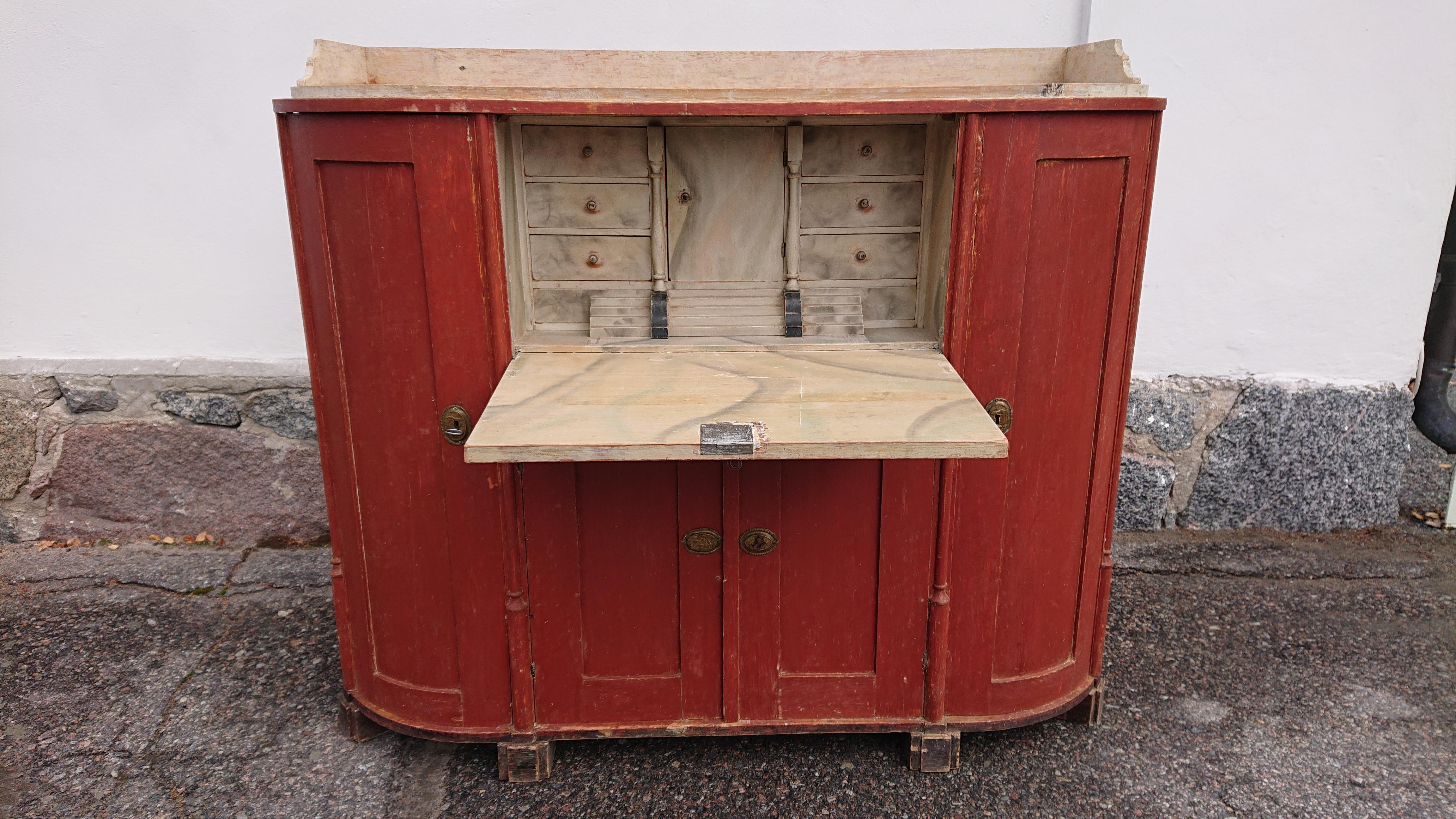 19th Century fall front desk from Kalix, North of Sweden.
The overhanging rectangular top abowe a drop down writing surface enclosing a fitted interior with drawers and a central cupboard door .Above three long drawers .Fantastic marble imitation