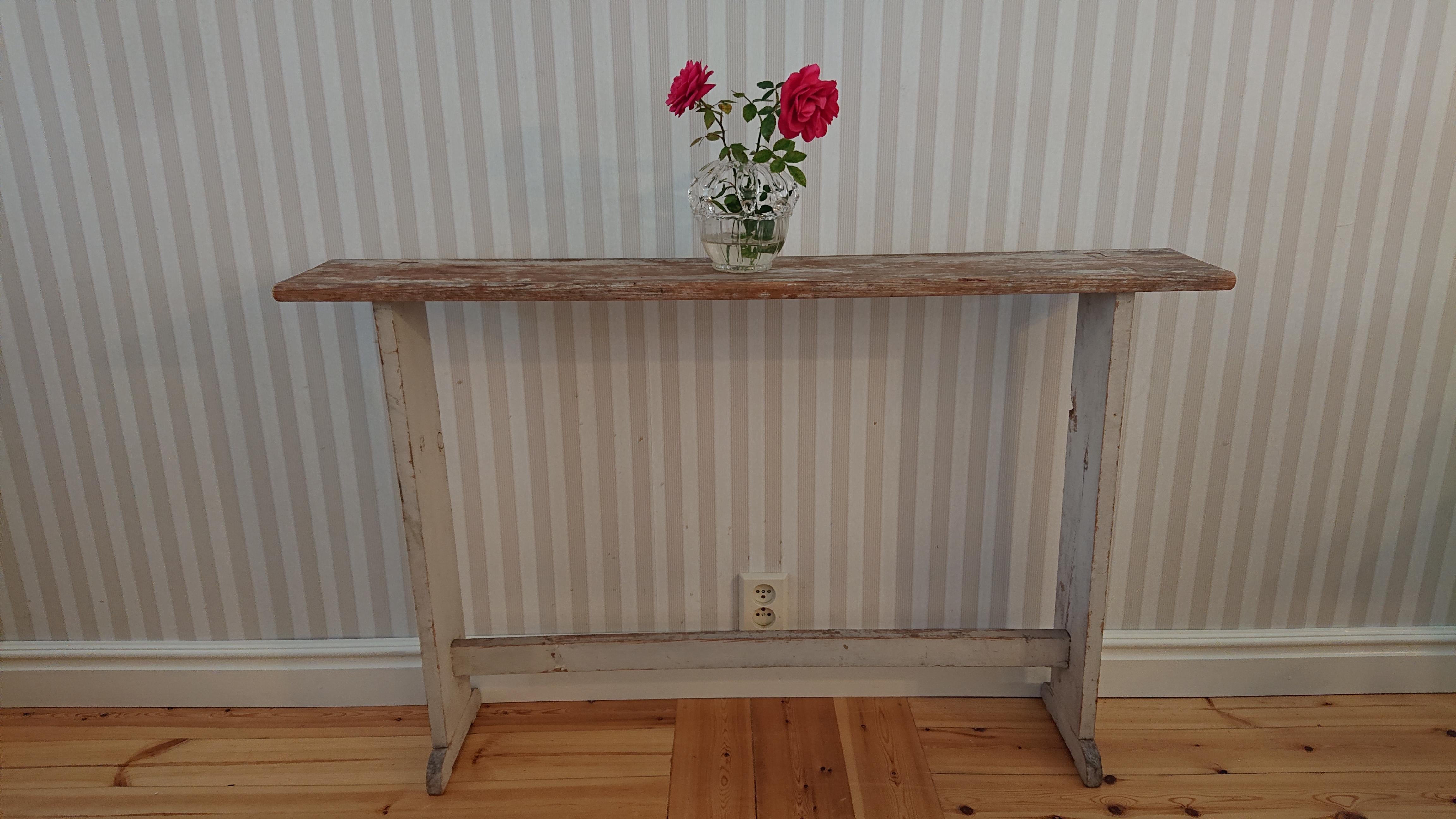 19th century Swedish flower table from Skelleftea Vasterbotten, Northern Sweden.
Untouched originalpaint. 
Small wood damage on one foot. 
Made in painted pine.
   