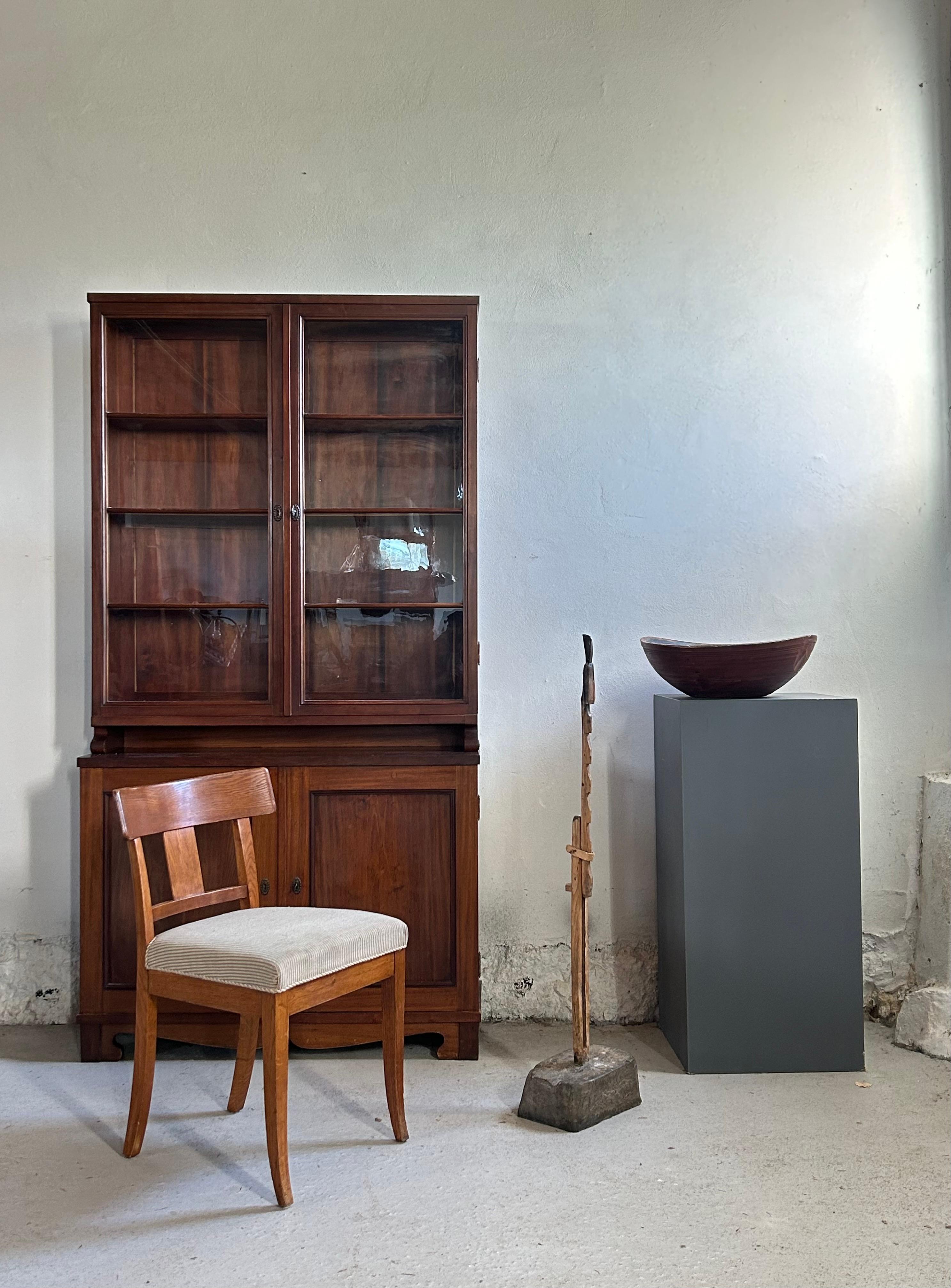 Questo candeliere svedese allmoge del XIX secolo rappresenta una lunga tradizione nordica di oggetti funzionali e artigianali di uso quotidiano. Realizzato con legno di provenienza locale e montato su una pesante base in pietra per garantire la