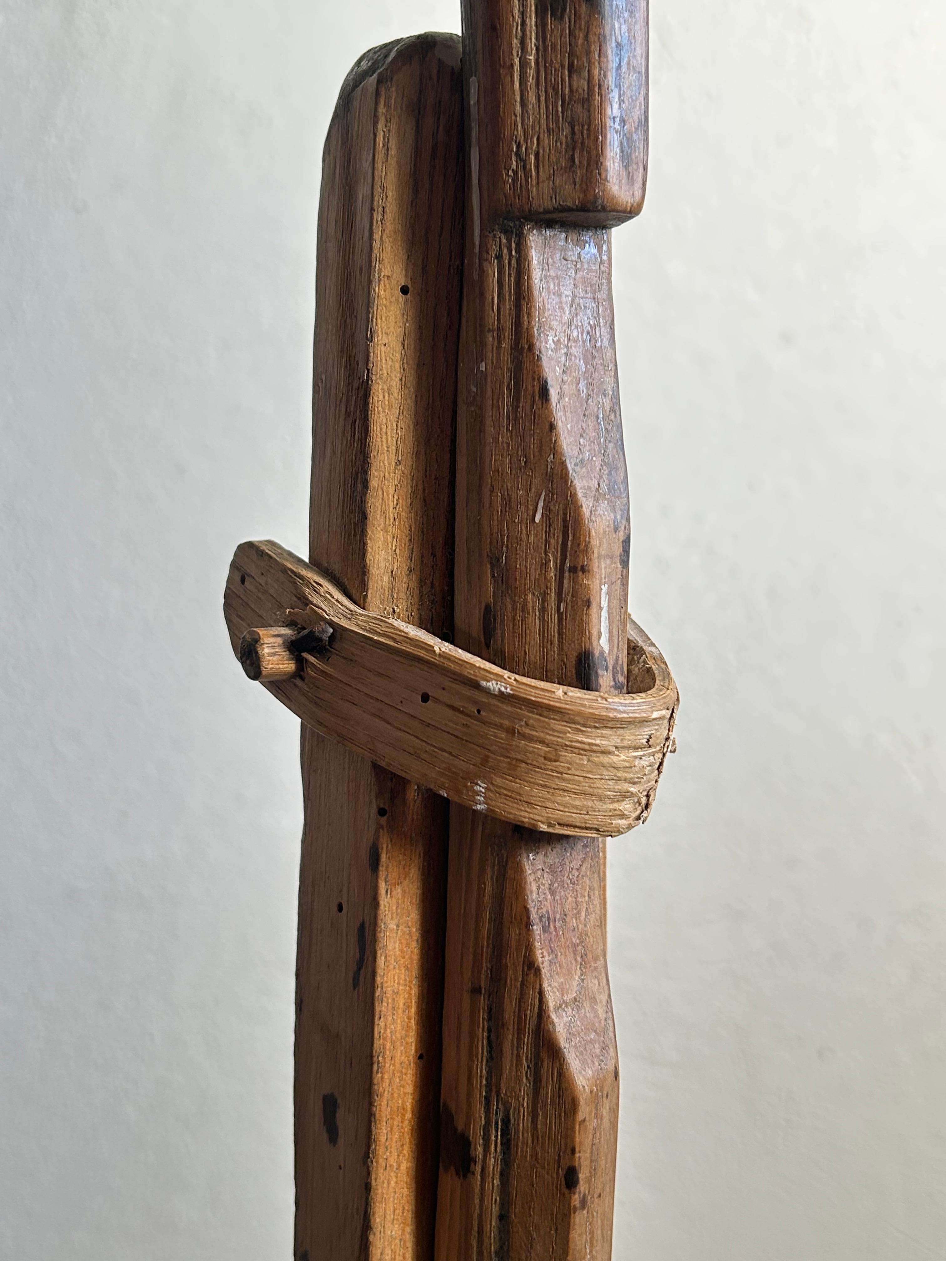 Svedese Candeliere in legno regolabile di arte popolare svedese del XIX secolo in vendita