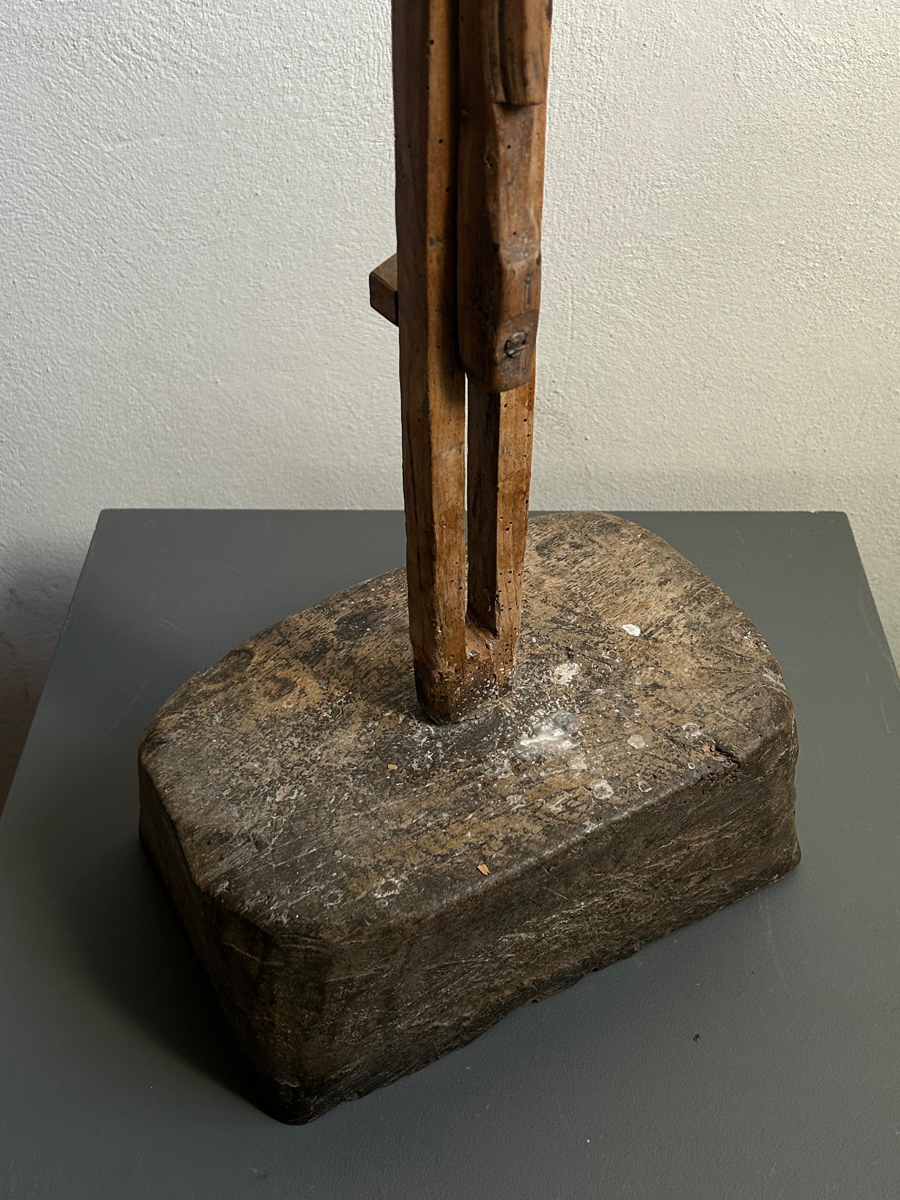 Candeliere in legno regolabile di arte popolare svedese del XIX secolo in vendita 1