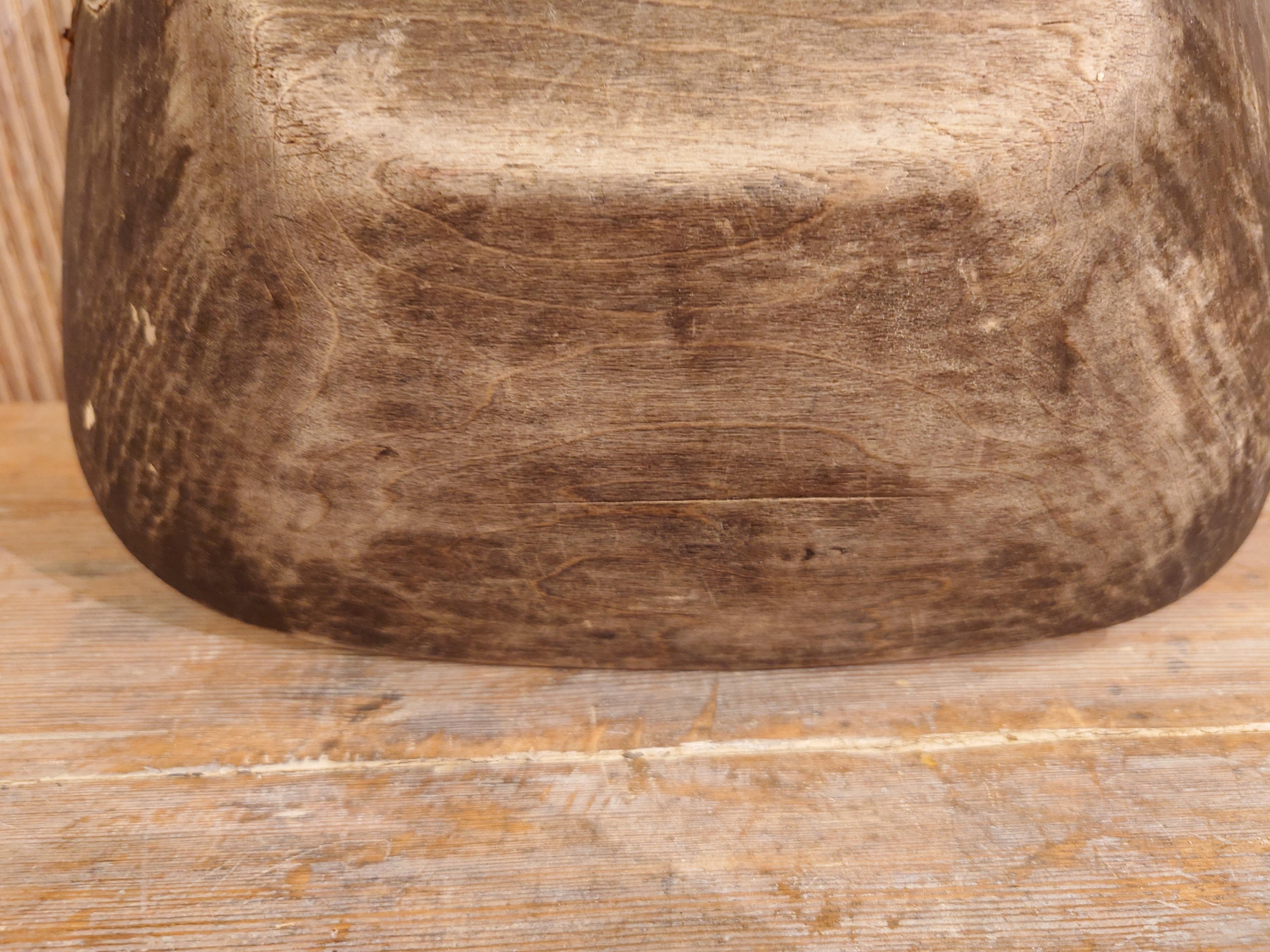 Arte popular sueco del siglo XIX Antiguo cuenco rústico de madera fechado en 1869 con pátina en venta 4