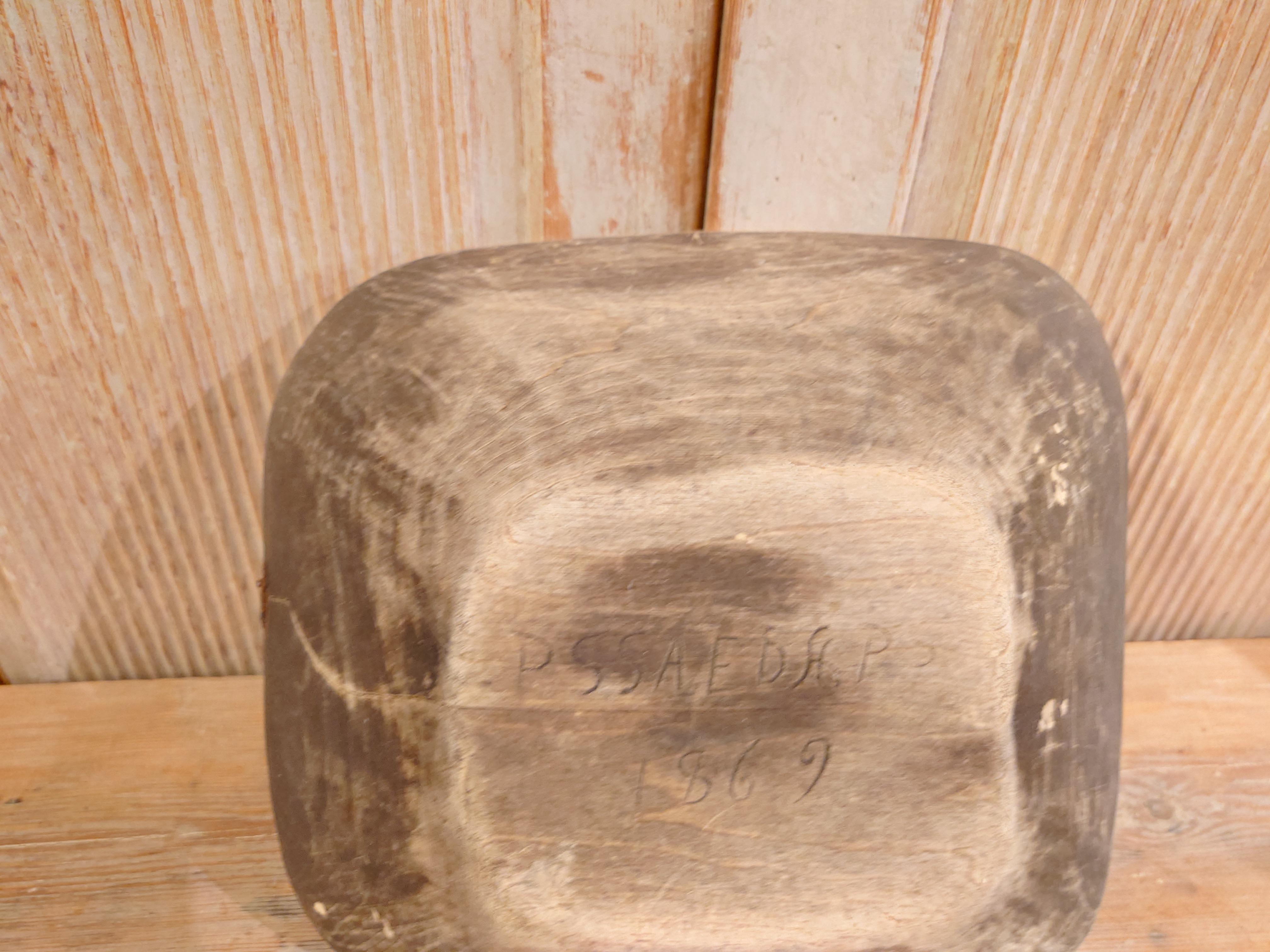 Arte popular sueco del siglo XIX Antiguo cuenco rústico de madera fechado en 1869 con pátina en venta 5
