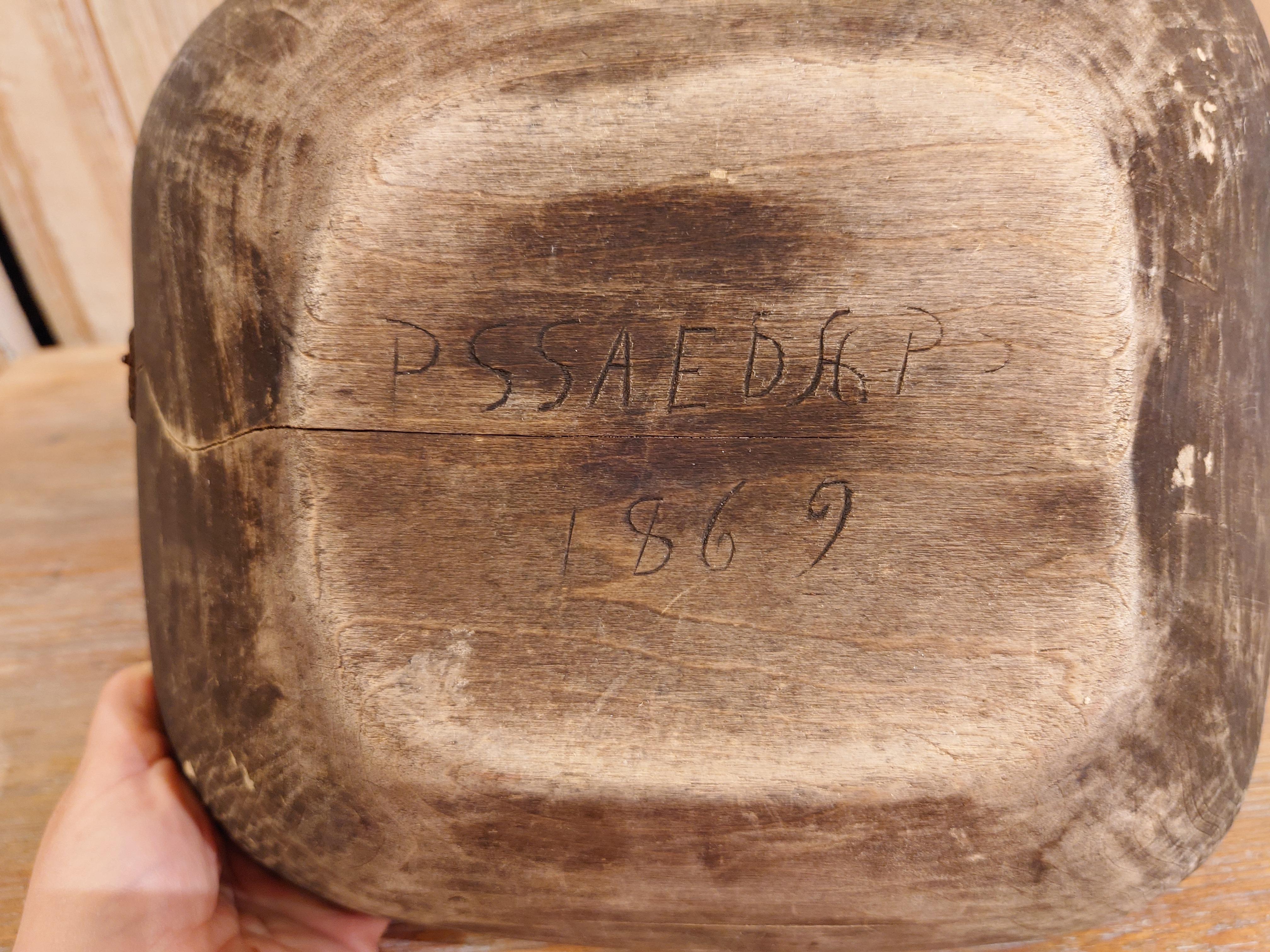 Arte popular sueco del siglo XIX Antiguo cuenco rústico de madera fechado en 1869 con pátina en venta 6