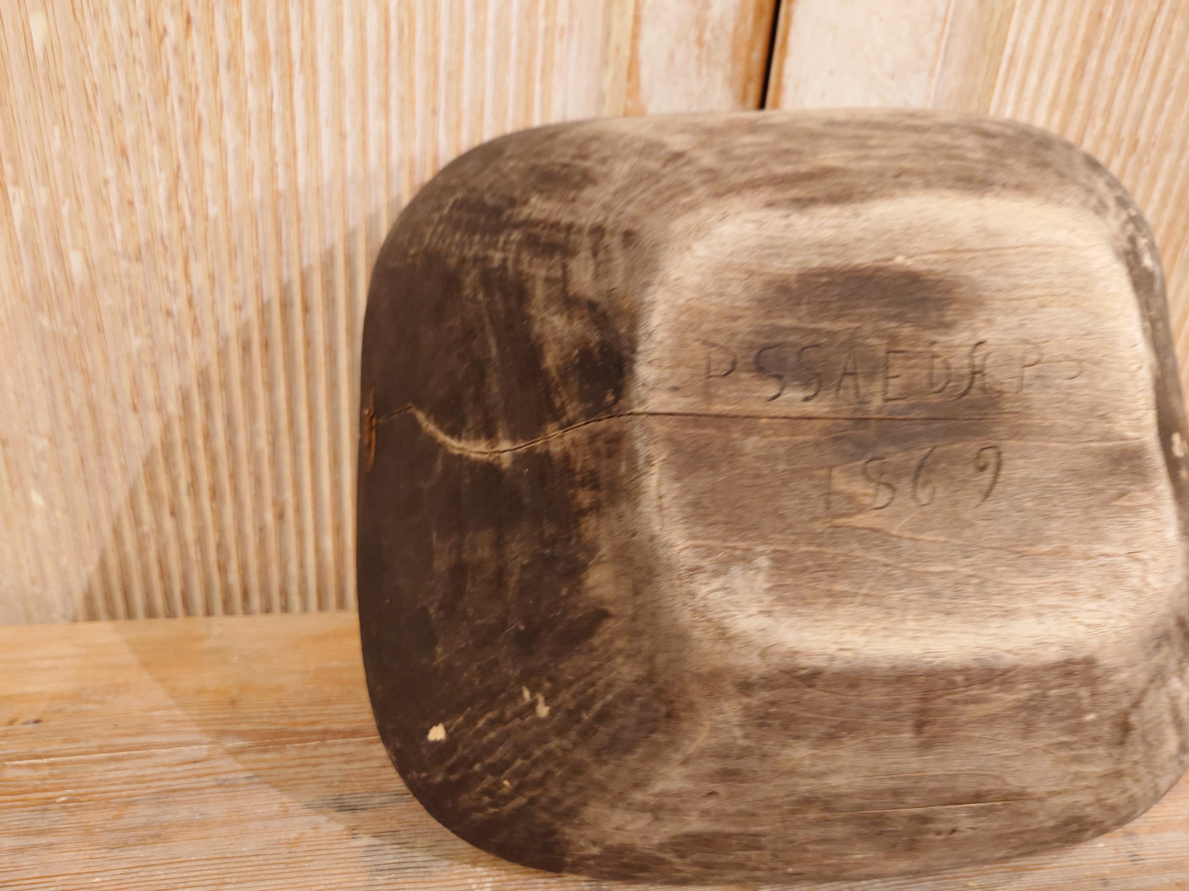 Arte popular sueco del siglo XIX Antiguo cuenco rústico de madera fechado en 1869 con pátina en venta 7