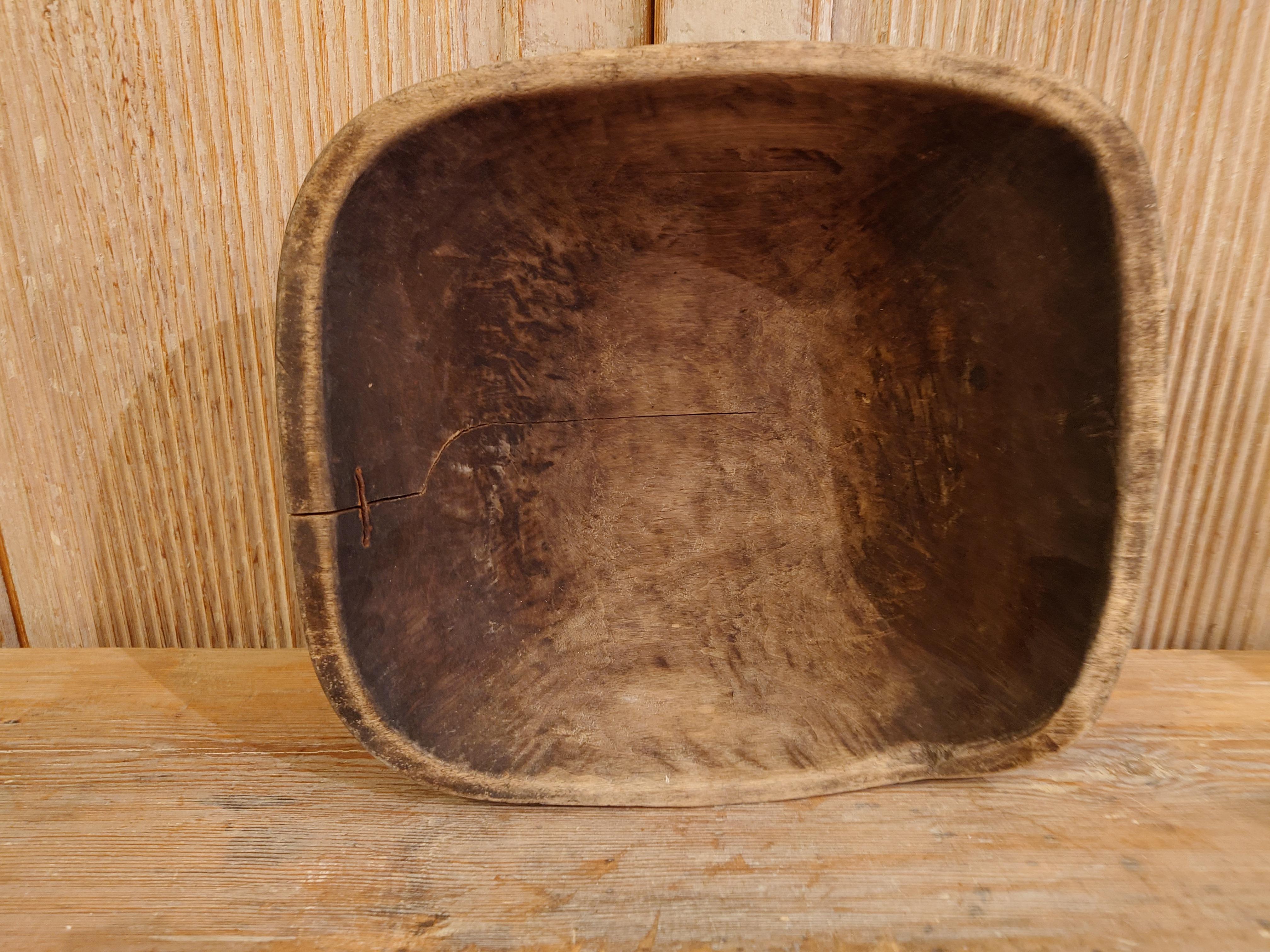 Arte popular sueco del siglo XIX Antiguo cuenco rústico de madera fechado en 1869 con pátina en venta 9