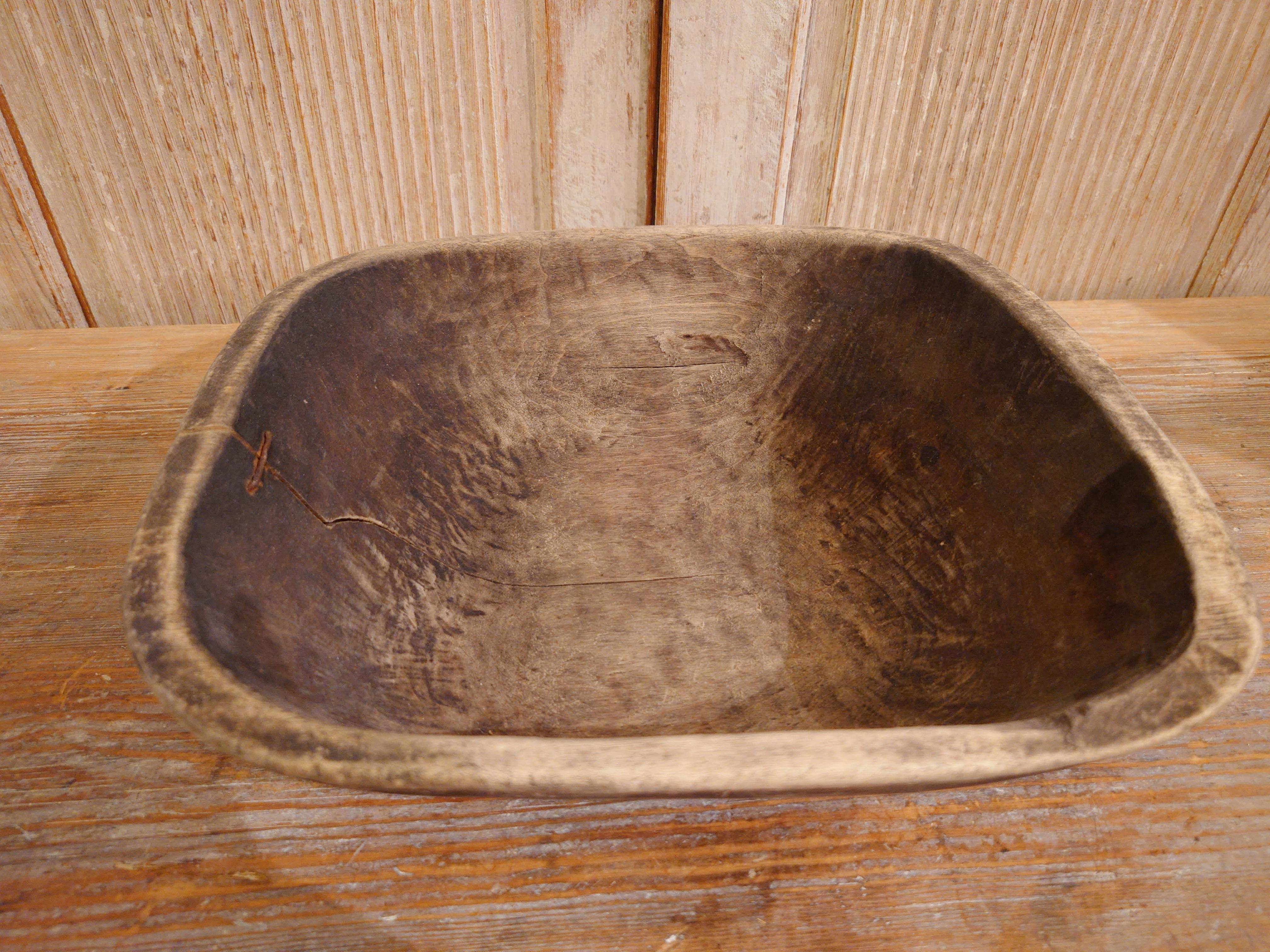 Arte popular sueco del siglo XIX Antiguo cuenco rústico de madera fechado en 1869 con pátina Tallado a mano en venta