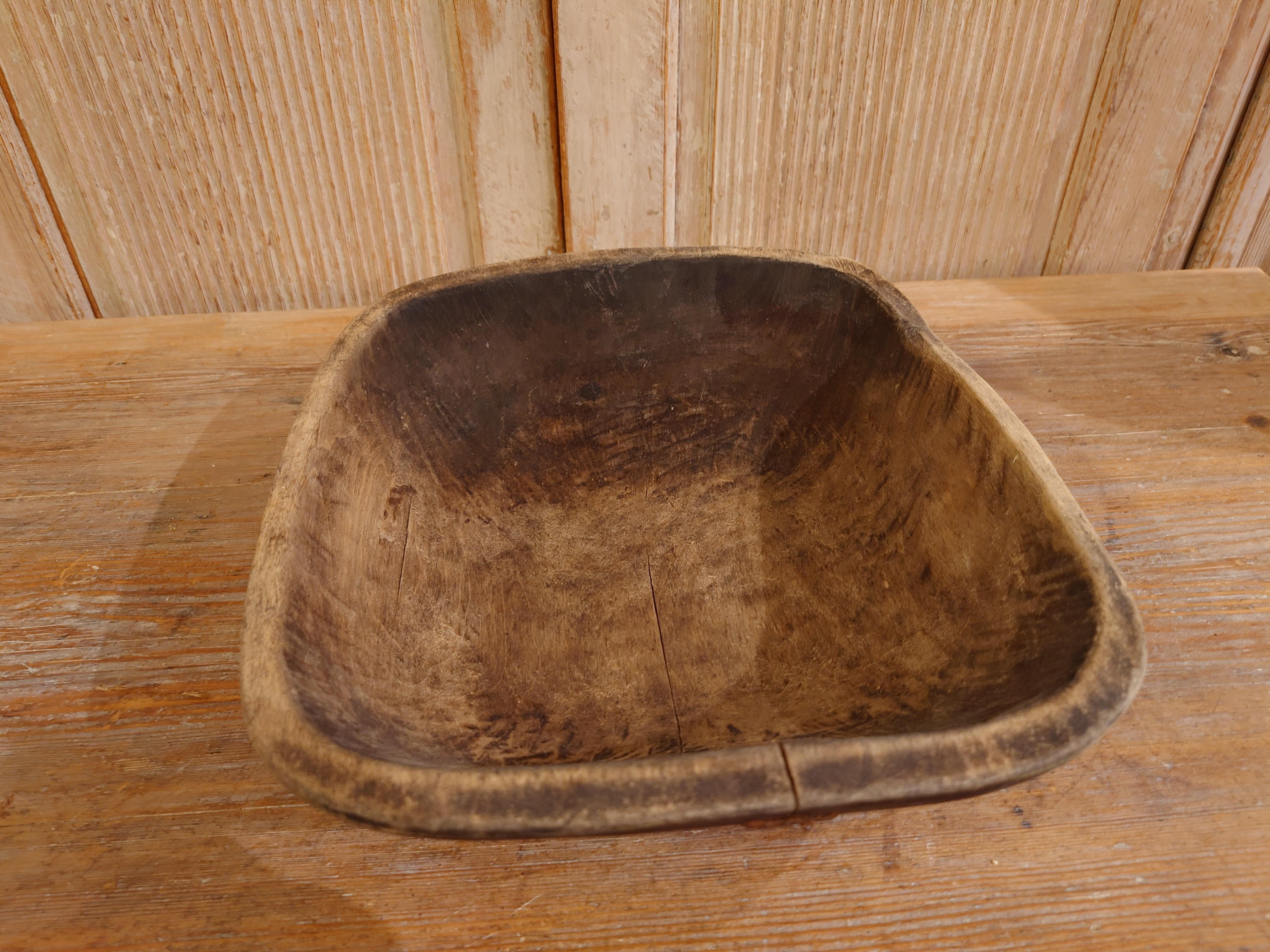 Arte popular sueco del siglo XIX Antiguo cuenco rústico de madera fechado en 1869 con pátina en venta 1