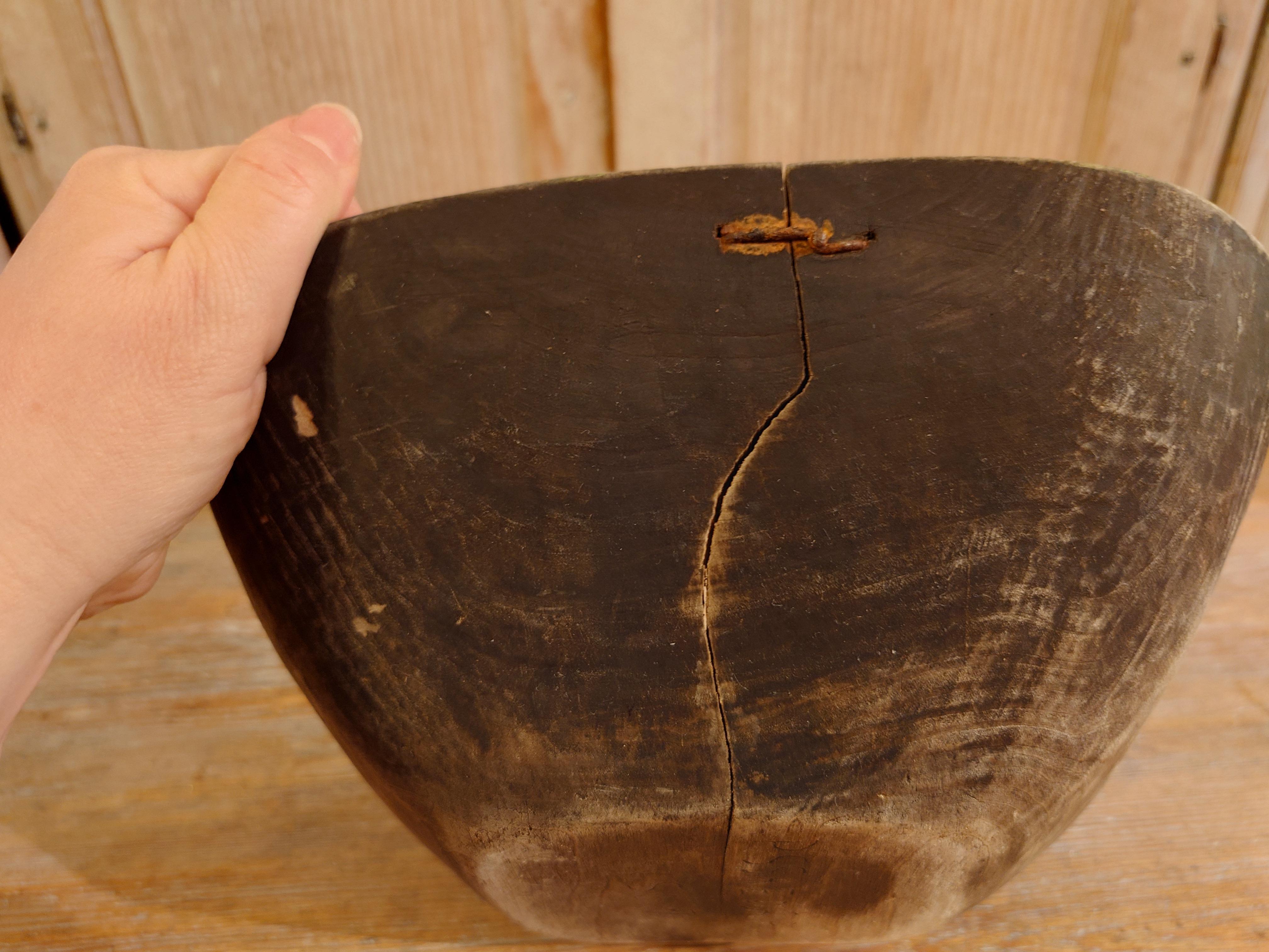 Arte popular sueco del siglo XIX Antiguo cuenco rústico de madera fechado en 1869 con pátina en venta 2