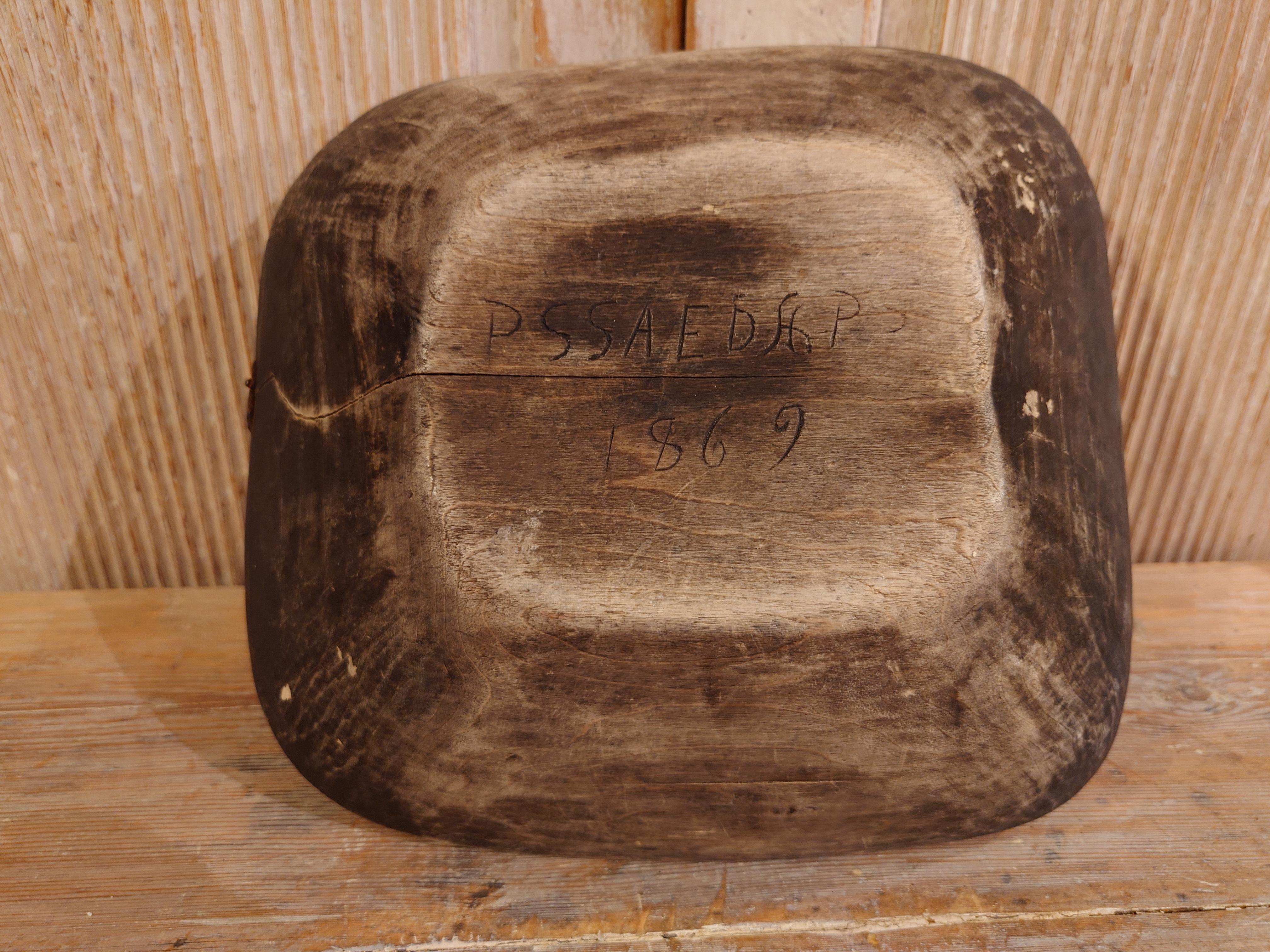 Arte popular sueco del siglo XIX Antiguo cuenco rústico de madera fechado en 1869 con pátina en venta 3