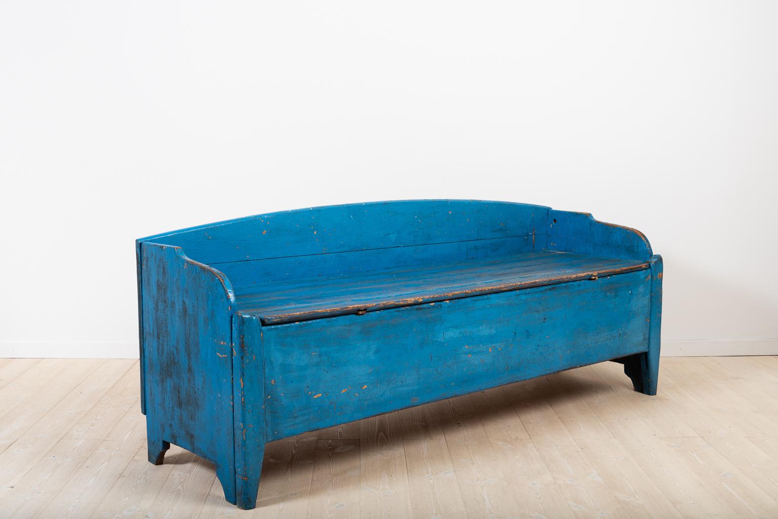 Primitive folk art sofa / bench from northern Sweden - Jämtland. With old blue paint that was painted during the mid 1800s. The bench was manufactured around 1820-1840. As the sofa is an unique original piece with untouched patina will there be