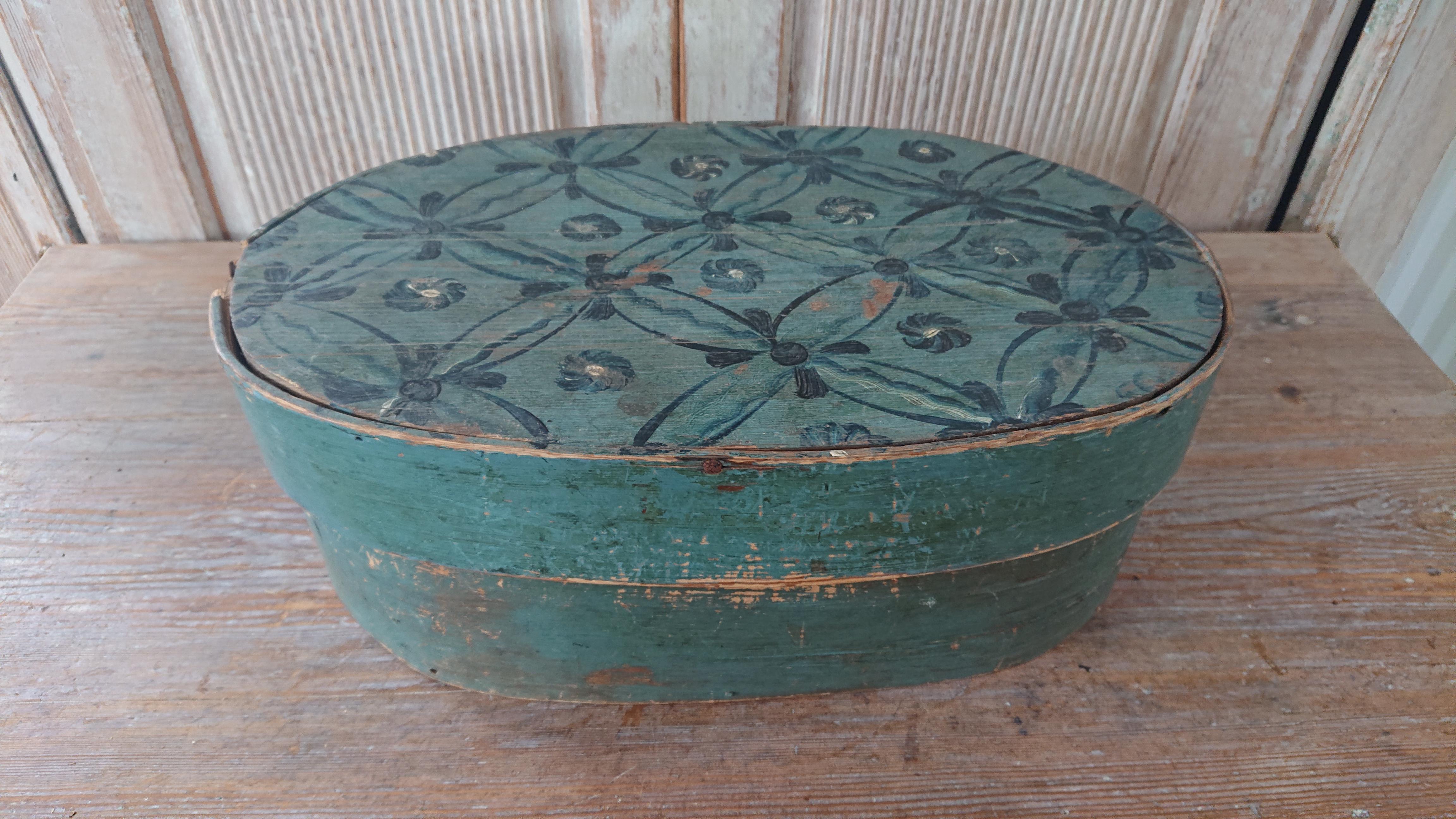 19th Century Swedish Folk Art Bentwood Box from Hälsingland, Northern Sweden.
Oval box with lid.
Originalpainted with nice patina after several hundred years of use.
Beautifully painted flowers on the lid.
Small wood damage occur.
Valuables