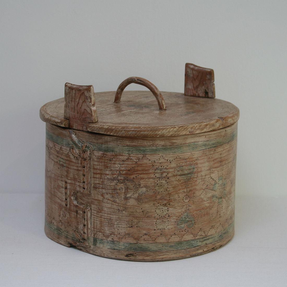 Rare Folk Art bentwood box with traces of its original colors, Sweden, 19th century. Weathered, small losses and old repairs.