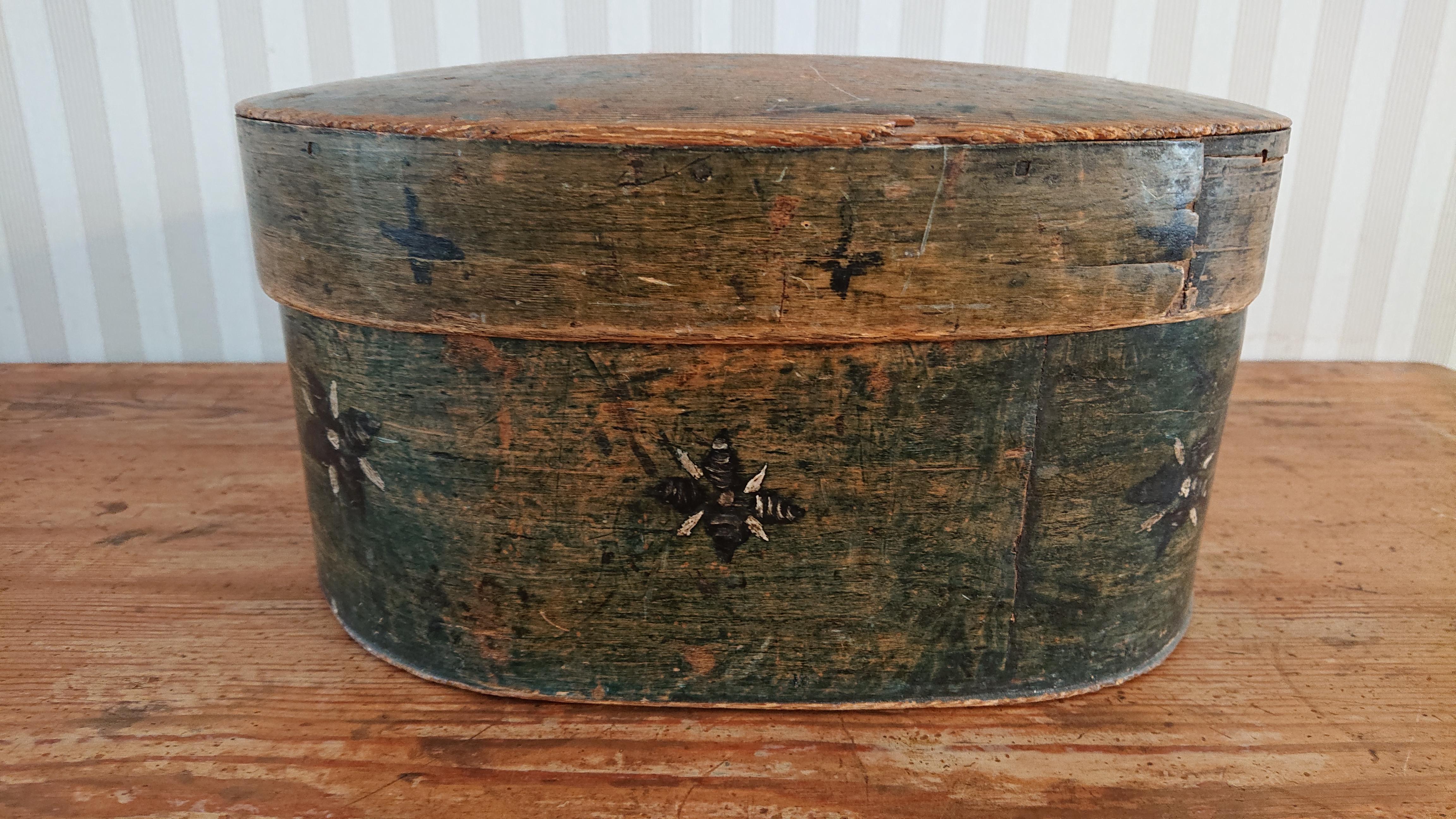 19th Century Swedish Folk Art Bentwood Box from Umeå Västerbotten , Northern Sweden.
Oval box with lid
Originalpainted with nice patina after several hundred years of use.
Owner marks sign at the bottom POLS.
Valuables were stored in these