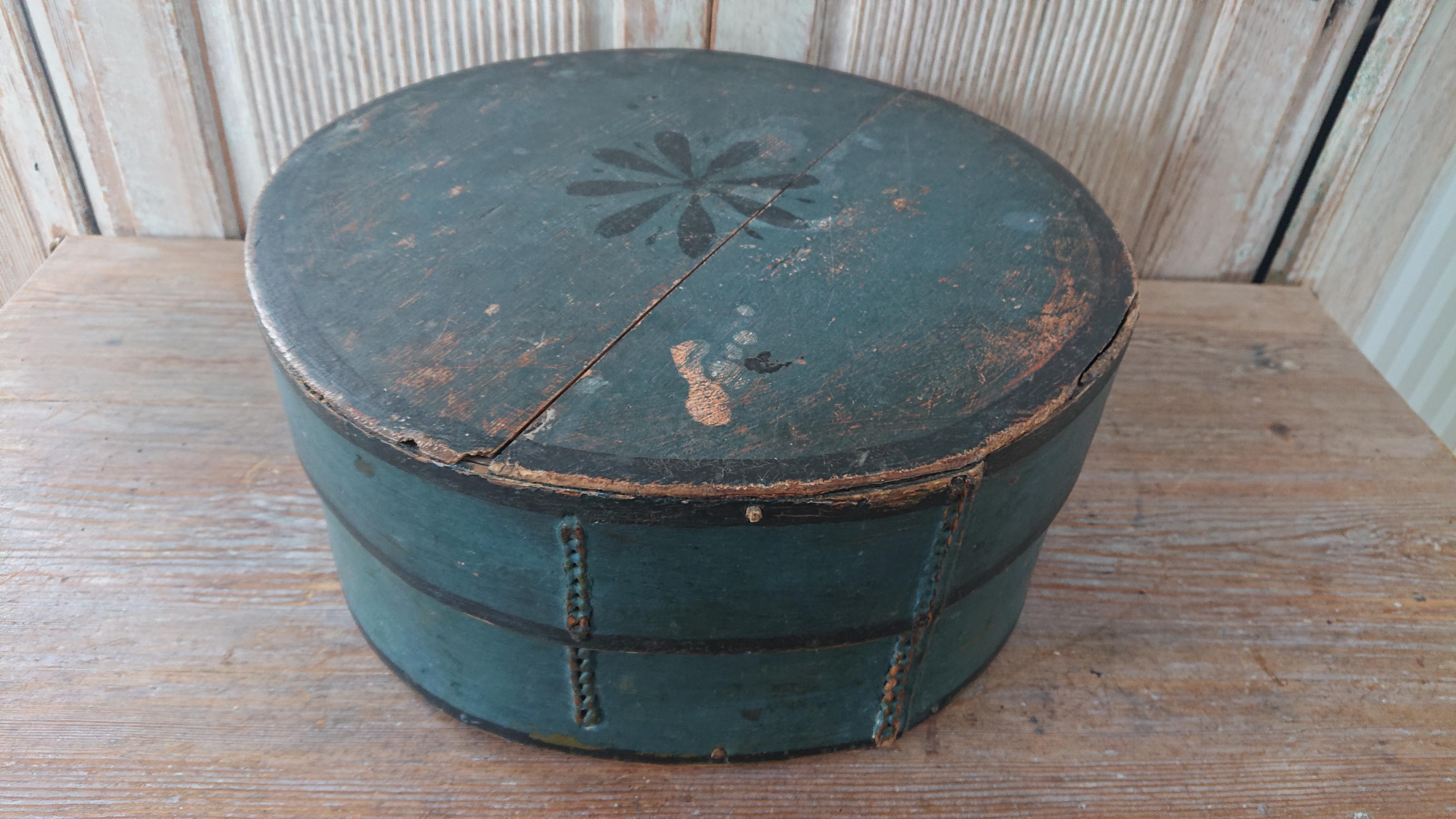 19th Century Swedish Folk Art Bentwood Box from Skellefteå Västerbotten Northern Sweden.
Round box with lid.
Untouched originalpaint with nice patina after several hundred years of use.
Small wood damage occour. 
Valuables were stored in these