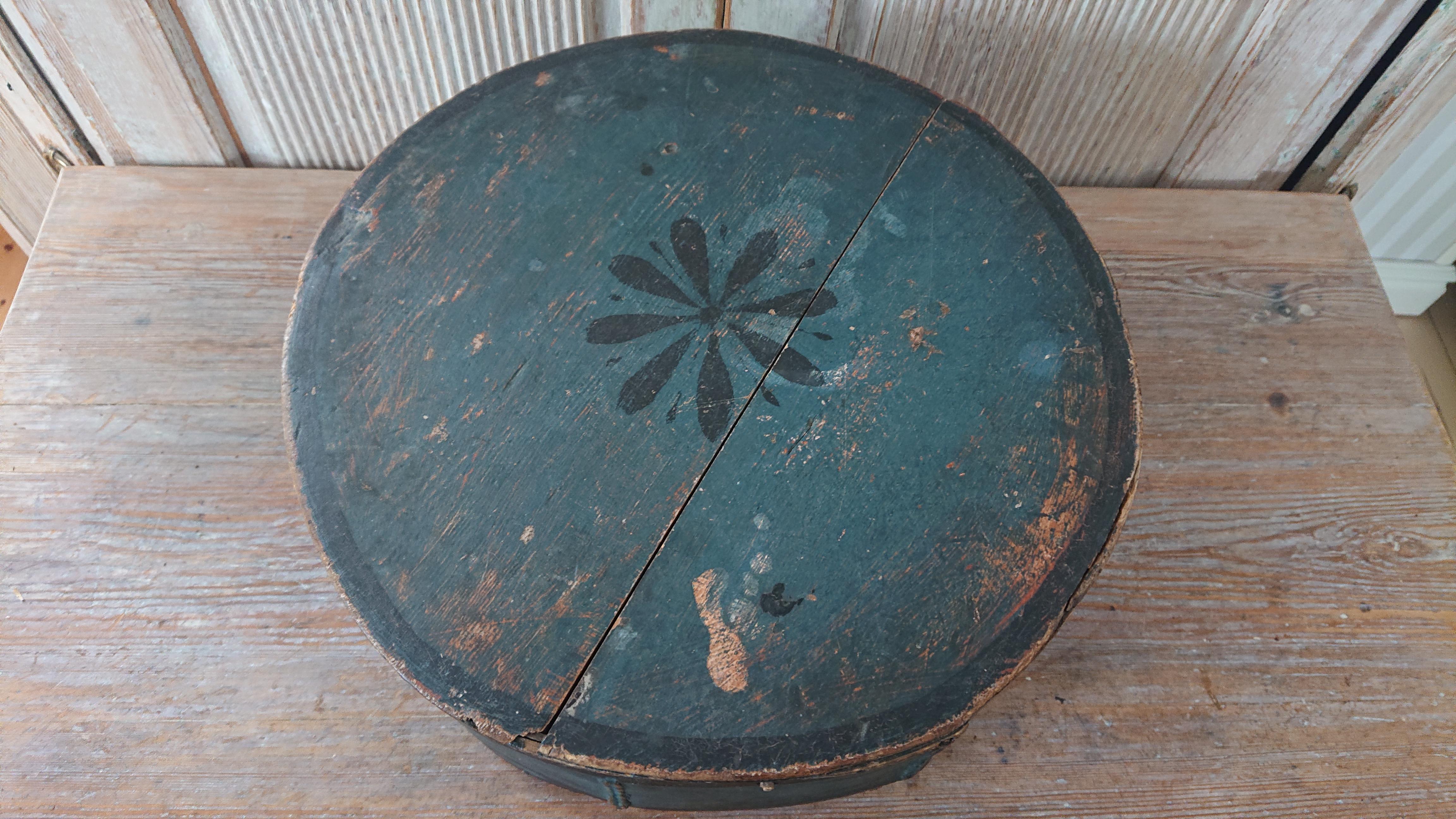 Hand-Crafted 19th Century Swedish Folk Art Bentwood Box with Original Paint For Sale