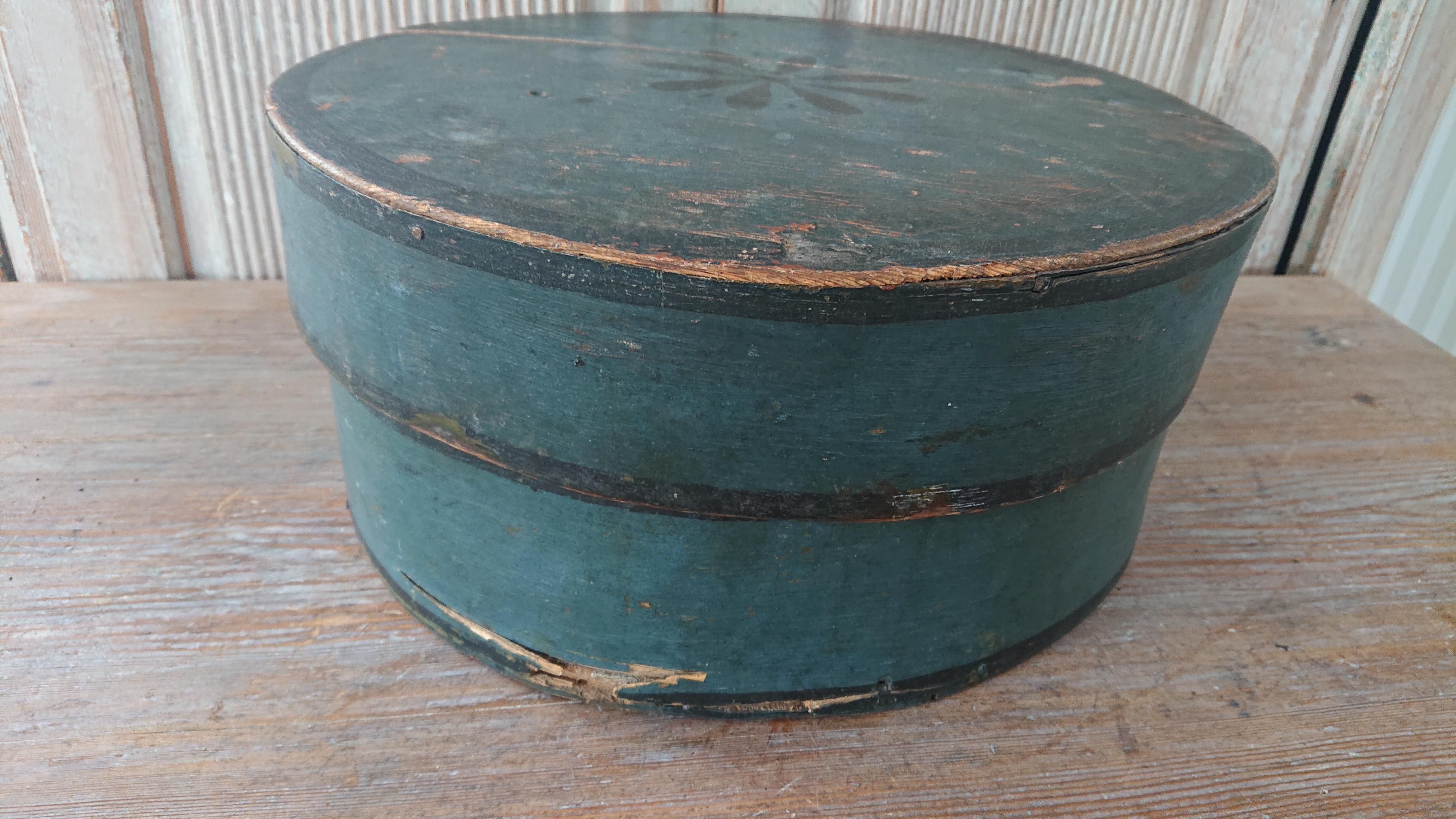 19th Century Swedish Folk Art Bentwood Box with Original Paint In Fair Condition For Sale In Boden, SE