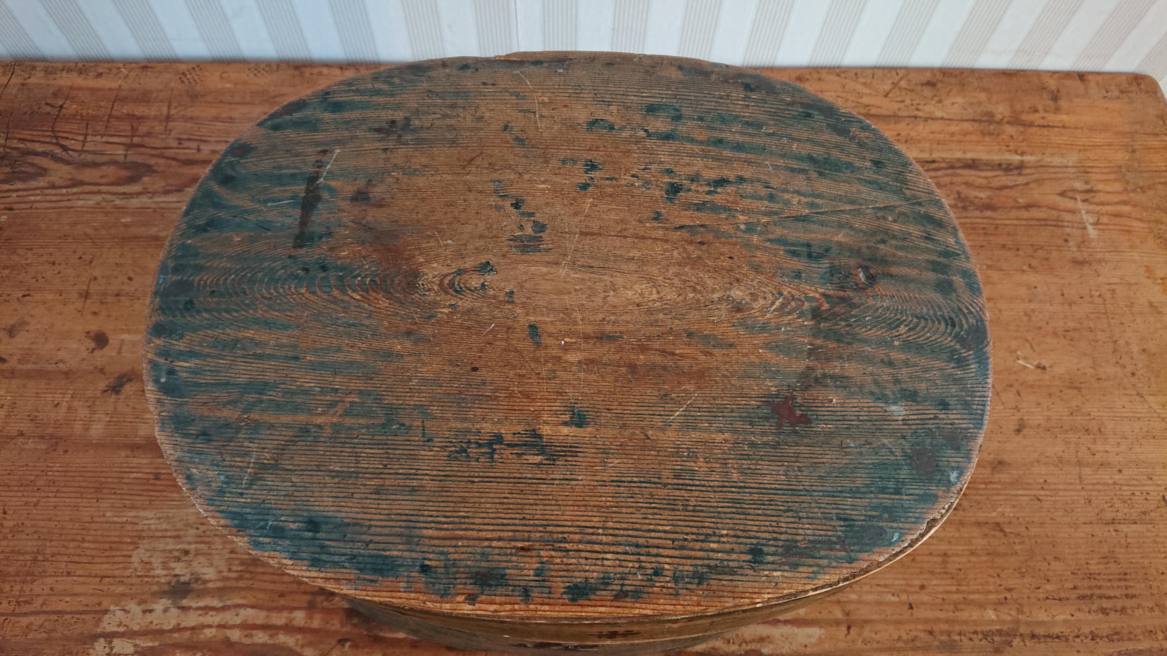 Sculpté à la main Boîte en bois cintré d'art populaire suédois du 19ème siècle avec peinture d'origine en vente