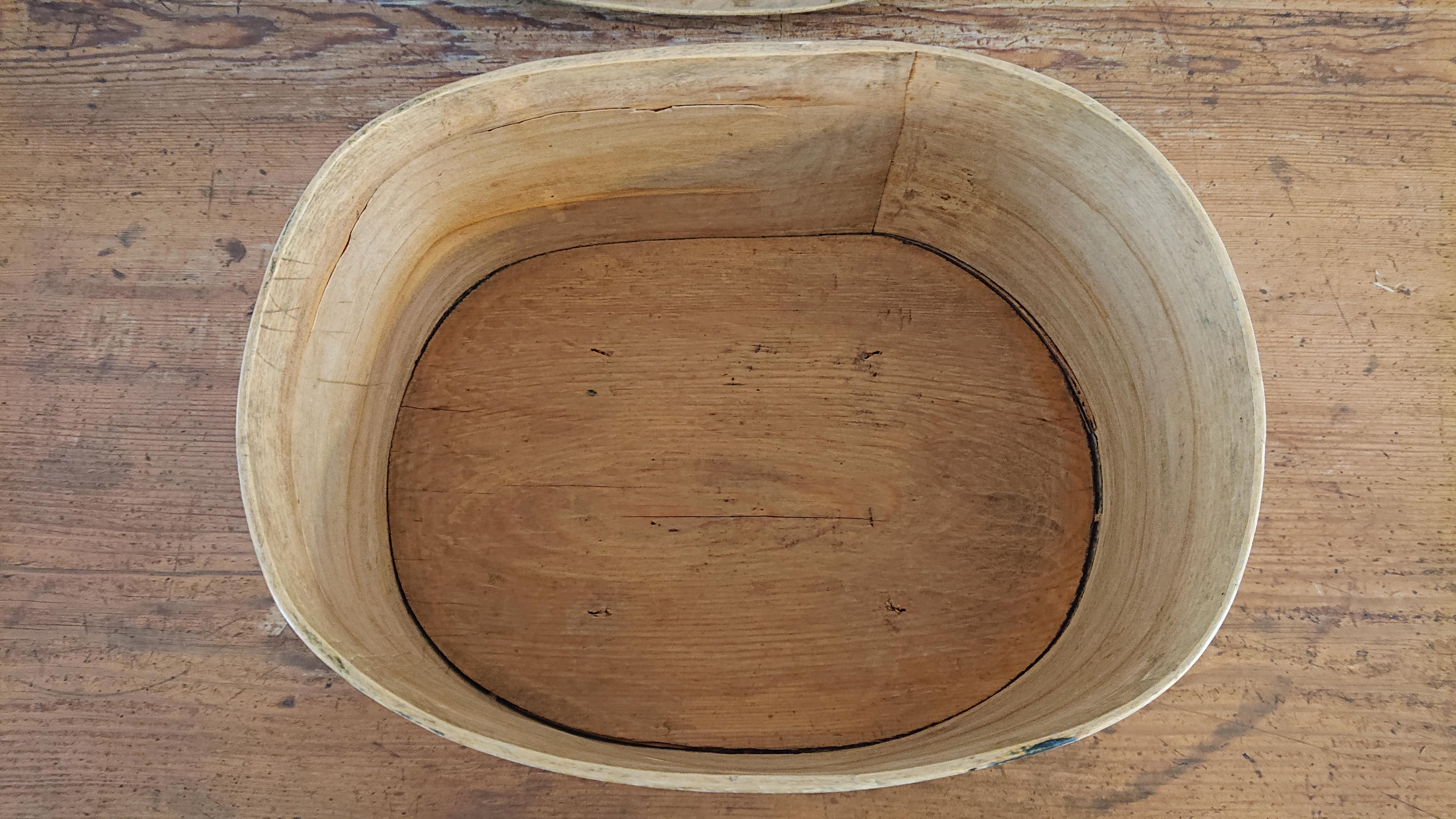 XIXe siècle Boîte en bois cintré d'art populaire suédois du 19ème siècle avec peinture d'origine en vente