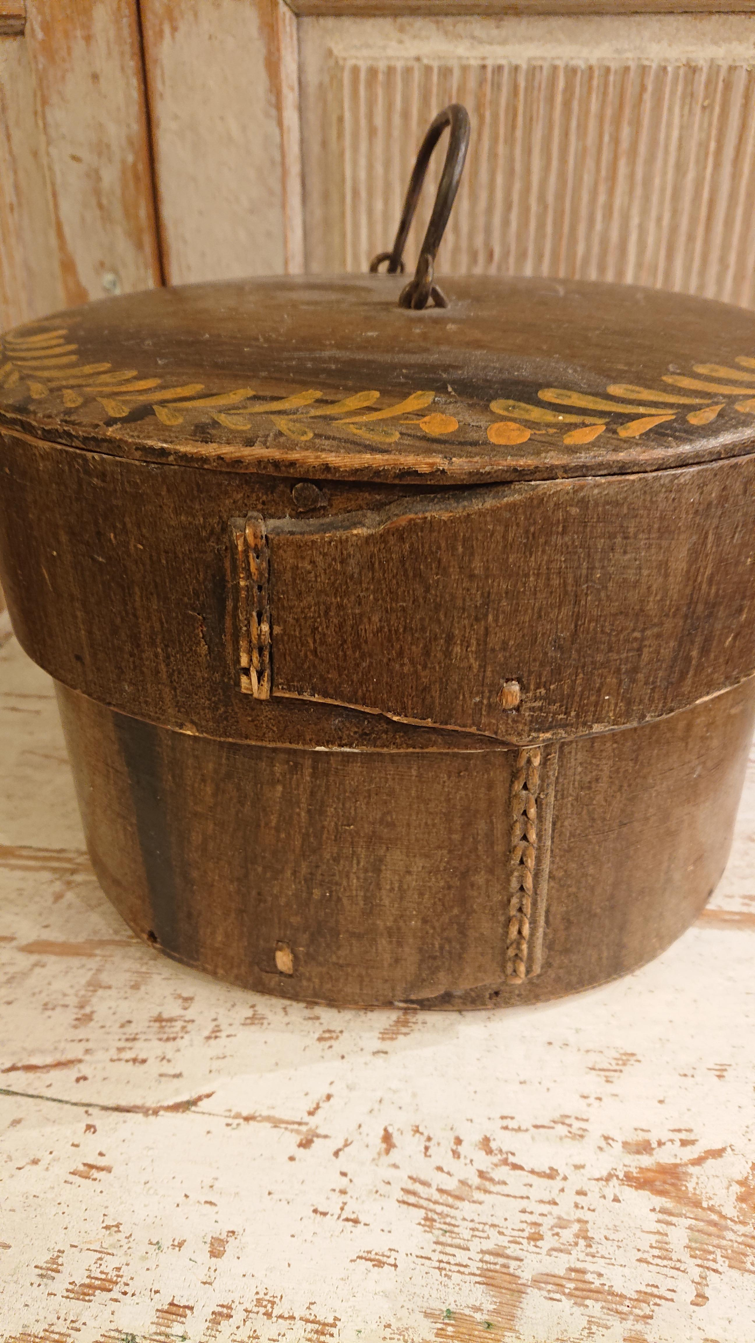 19th Century Swedish Folk Art Bentwood Box with Original Paint Swedish Antiques For Sale 5