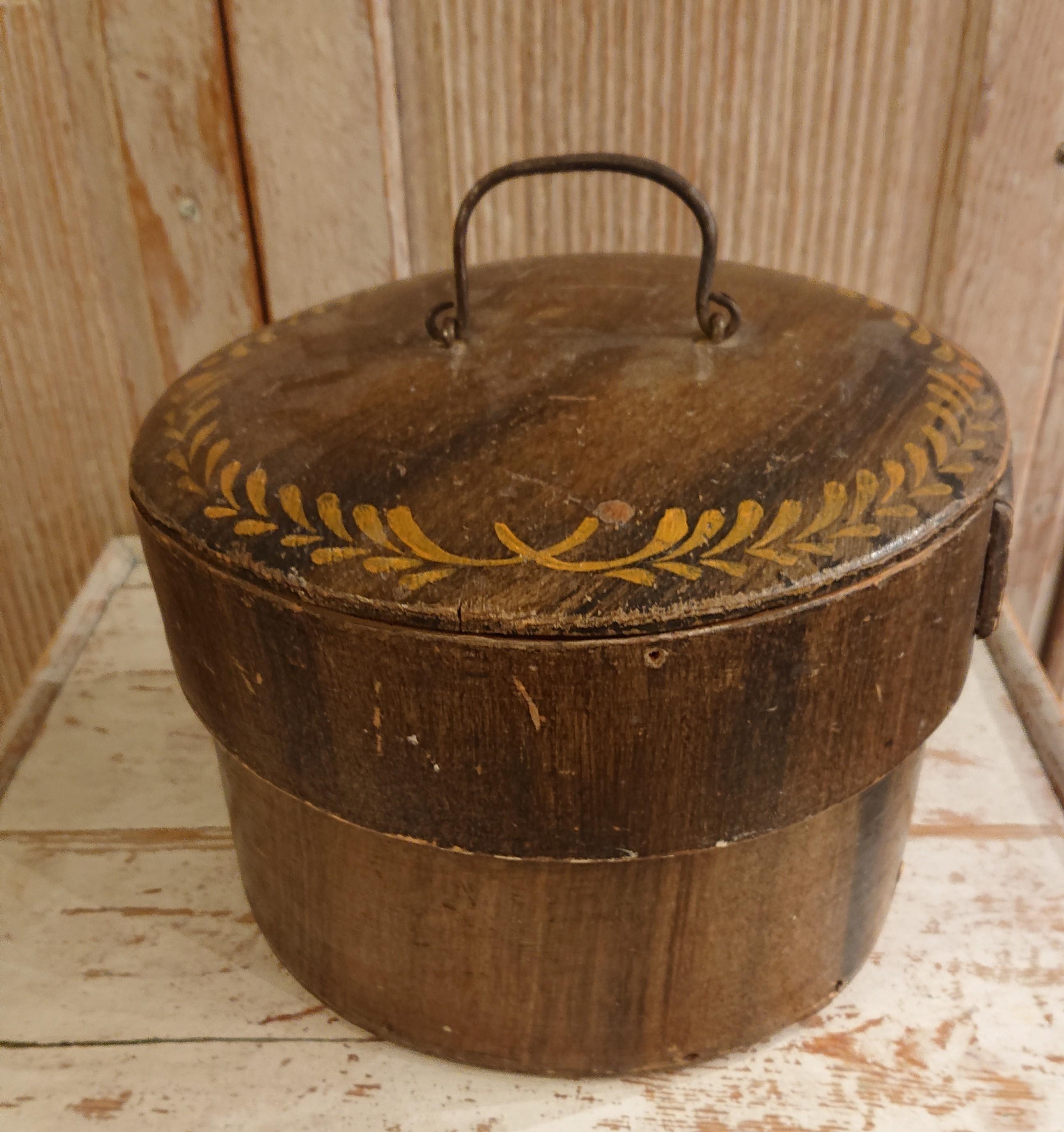 19th Century Swedish Bentwood box from Jämtland, Northern Sweden.
It has untouched original painting with a nicely painted leaf loop on the lid.
Valuables were stored in these Bentwood Boxes.
Stable in construction.
Made in painted pine.
 
